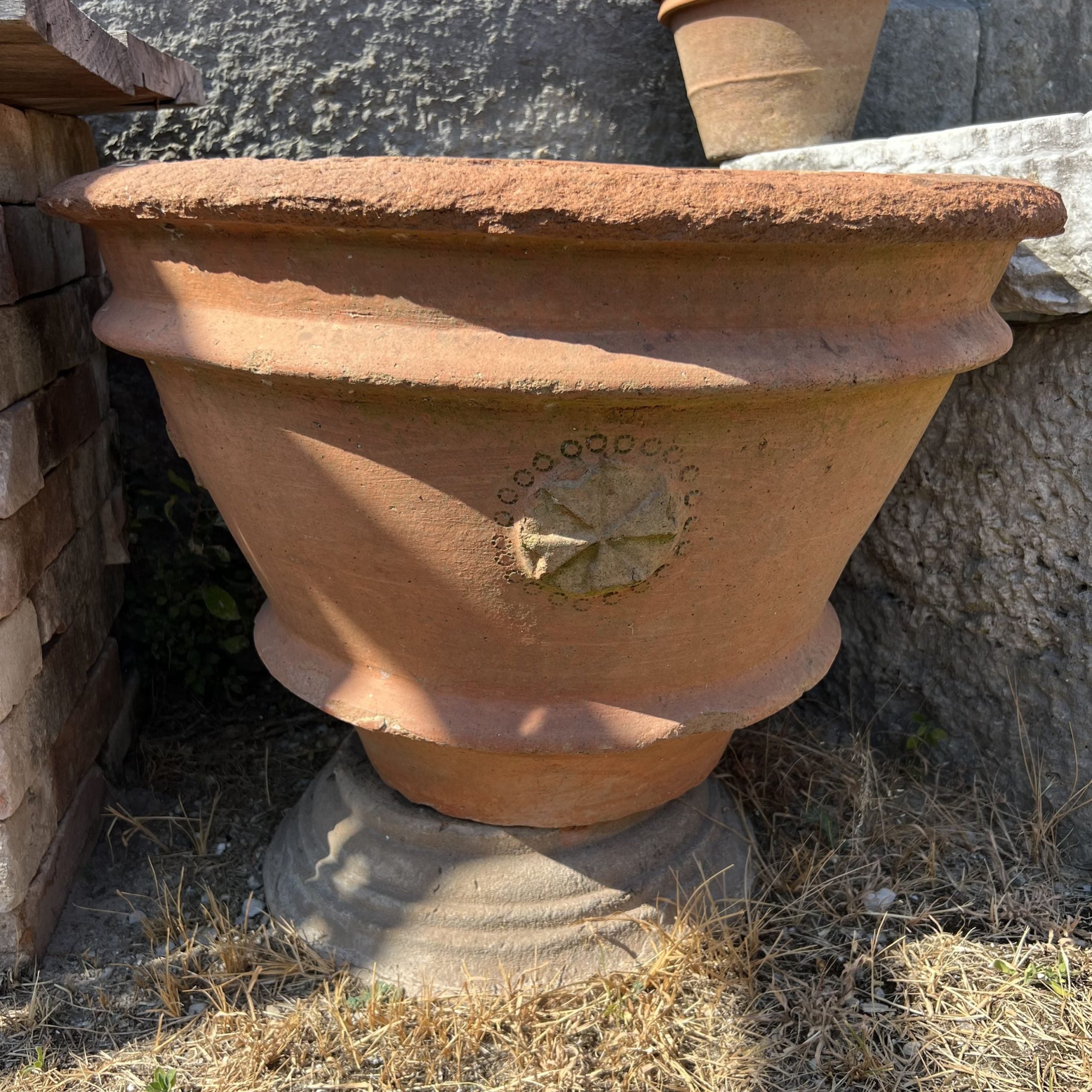 conca in terracotta con decoro 