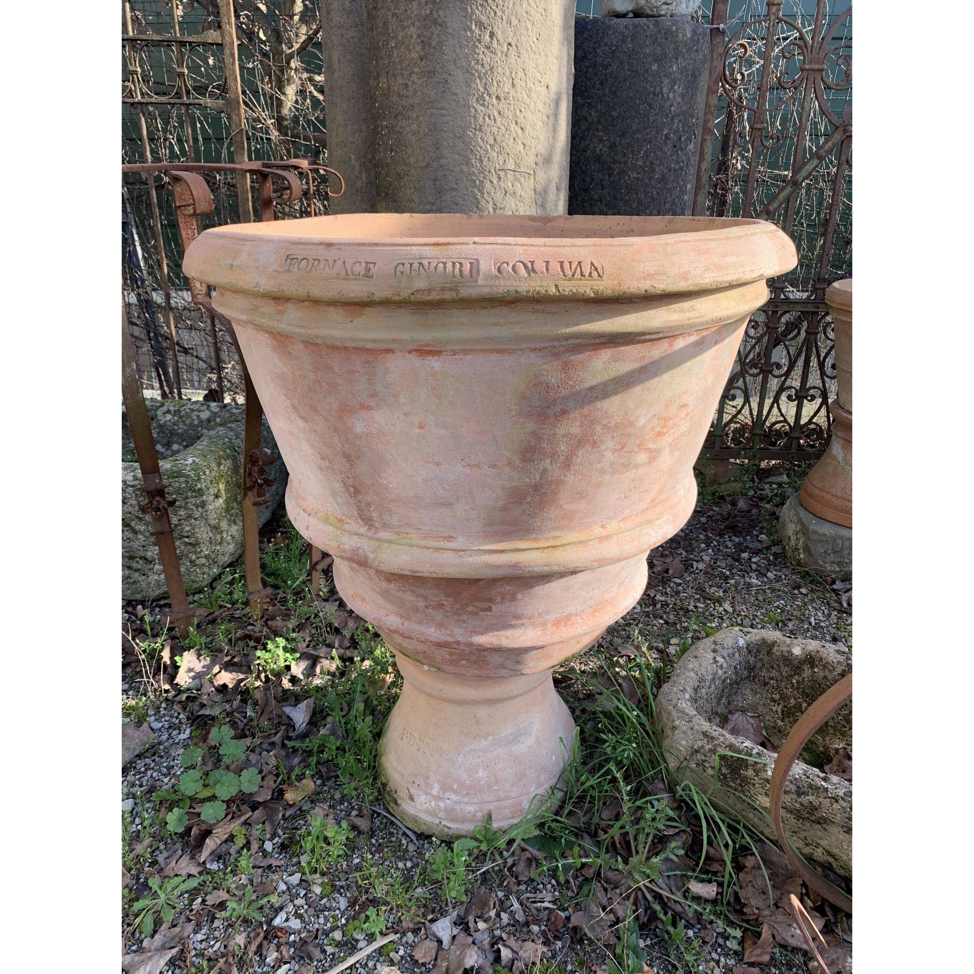 conca in terracotta con scritta 