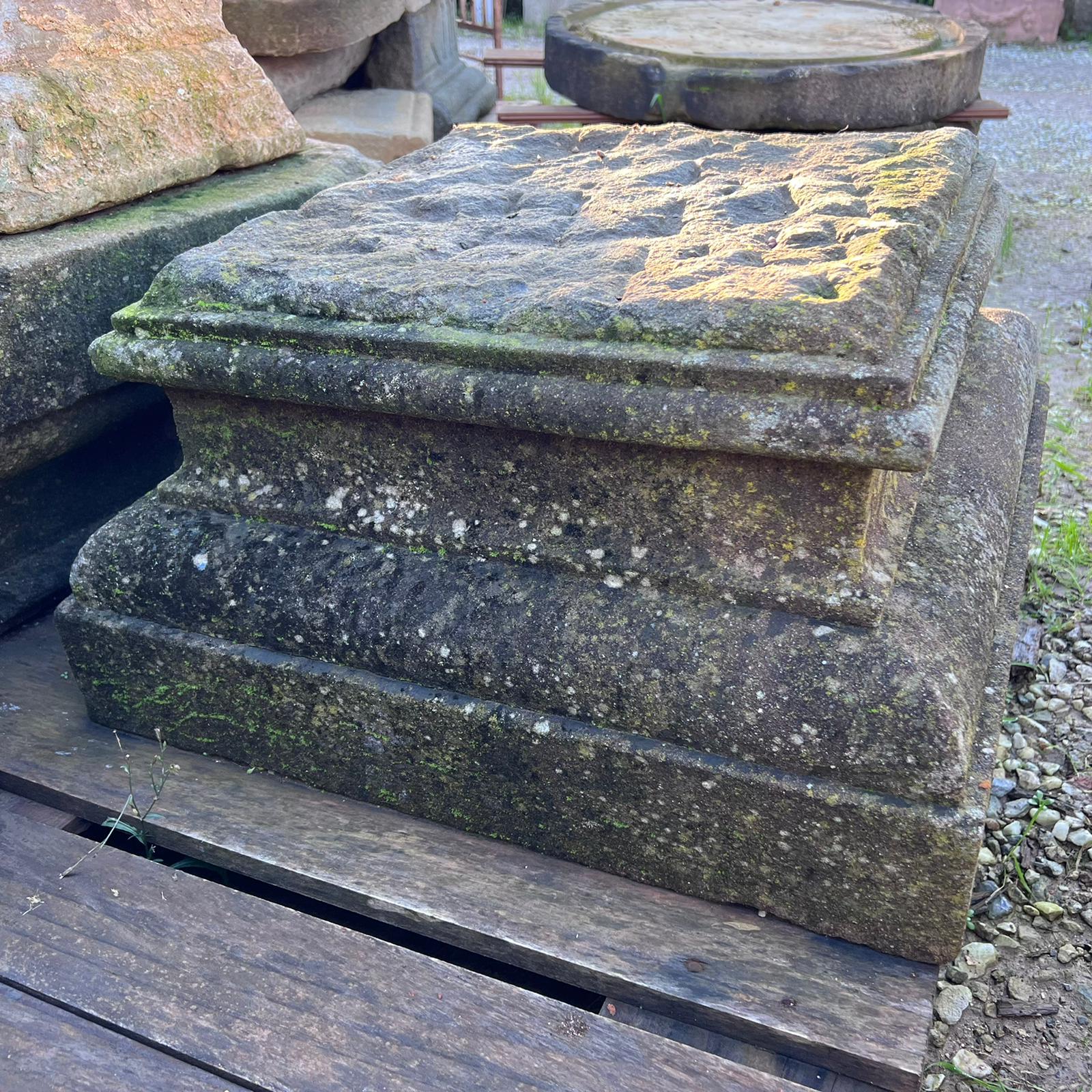 coppia di capitelli antichi in pietra