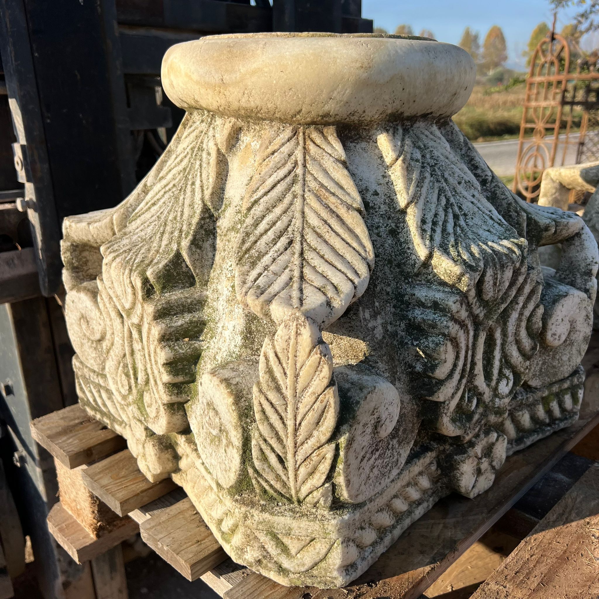 Coppia di capitelli in marmo antichi per pilastri dettaglio