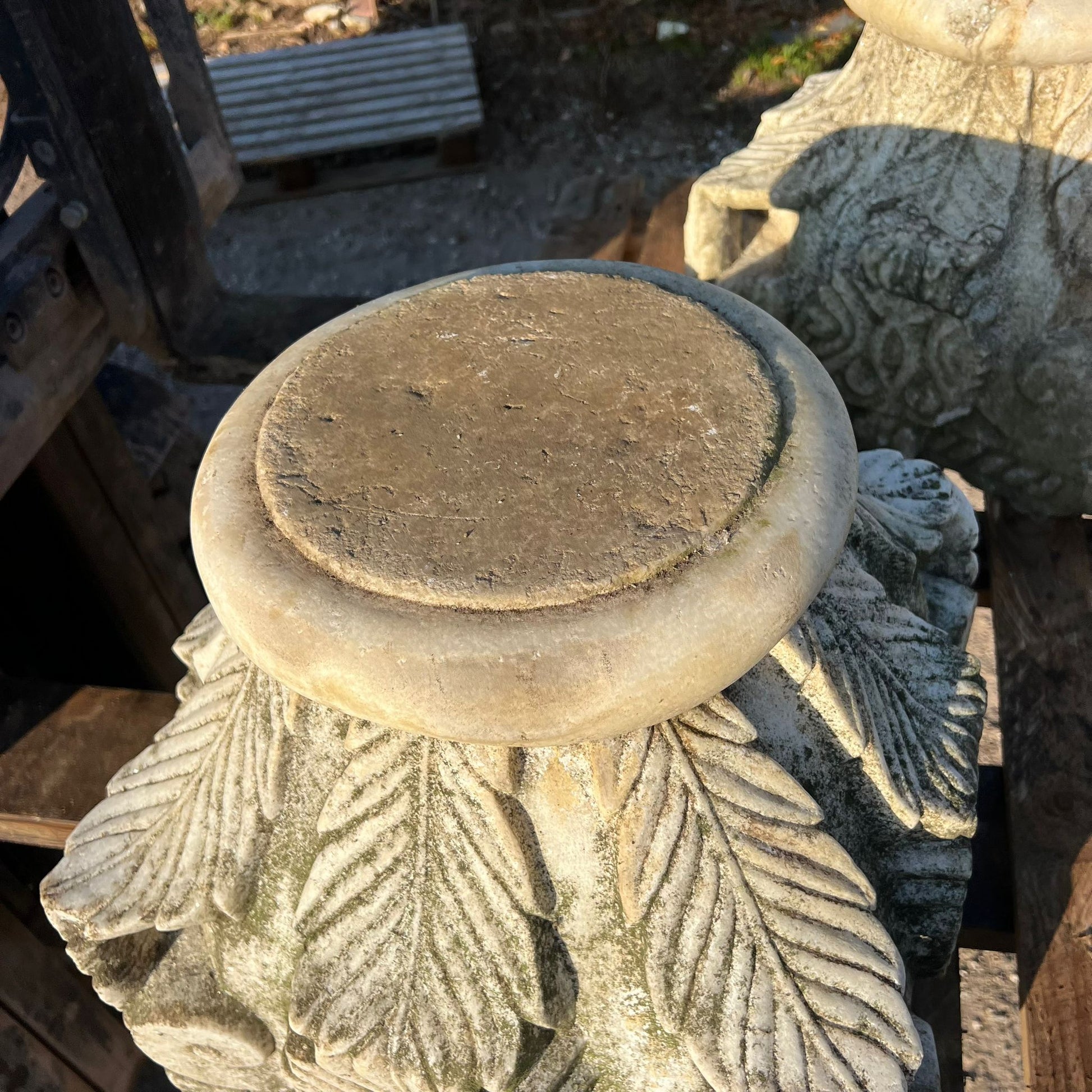 Coppia di capitelli in marmo per pilastri 