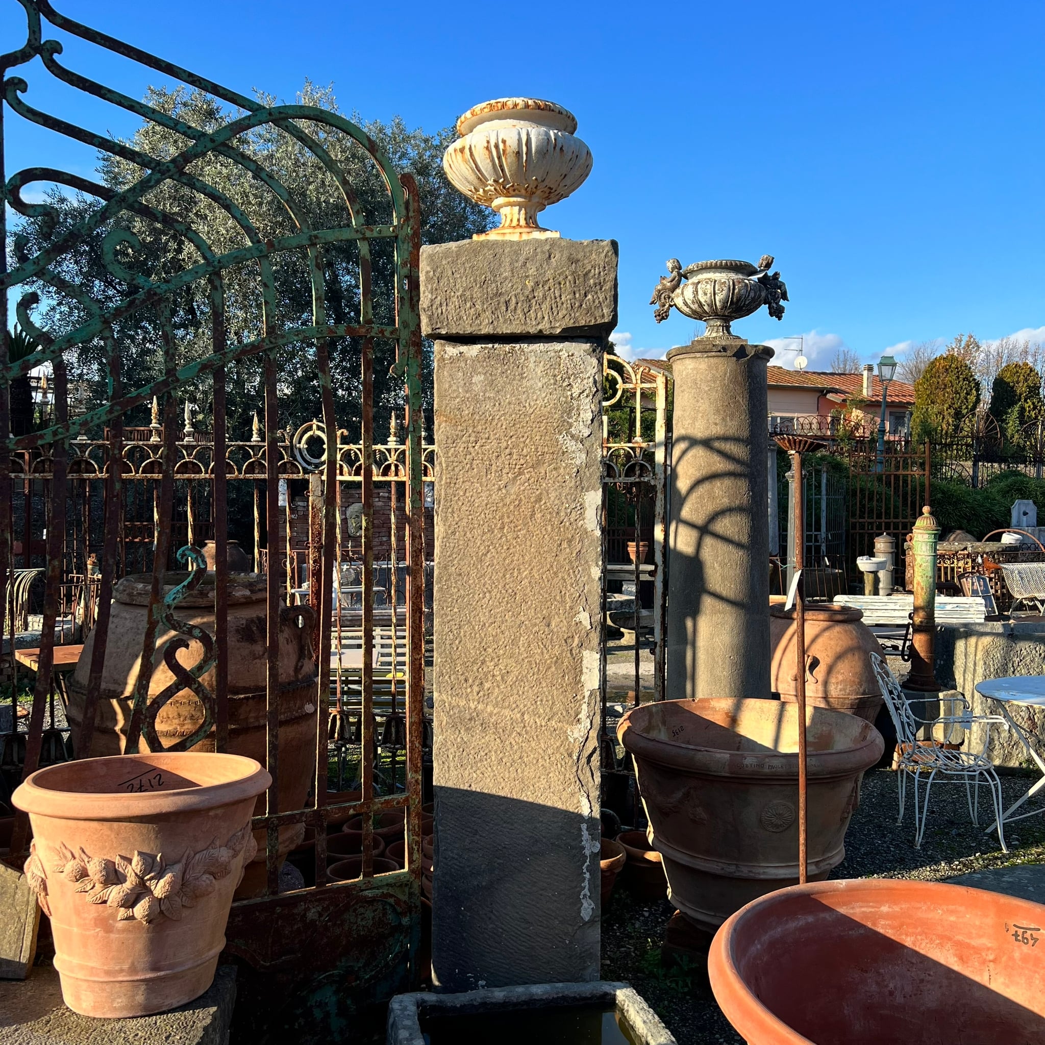 Coppia di colonne da cancello in pietra 