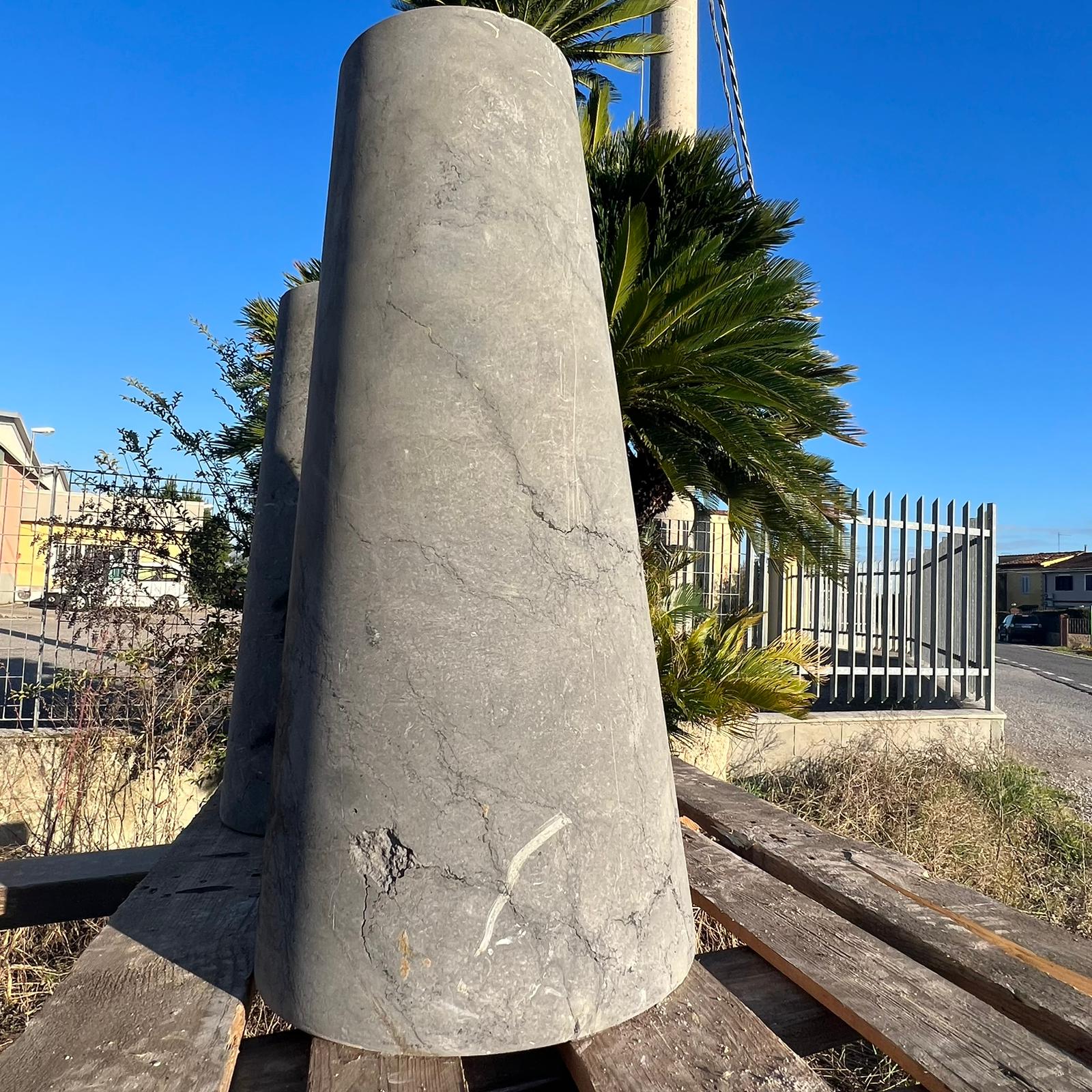 Coppia di coni in pietra dettaglio laterale 