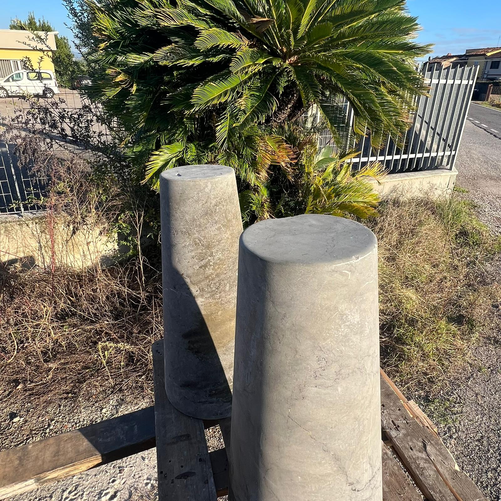 Coppia di coni in pietra dettaglio 