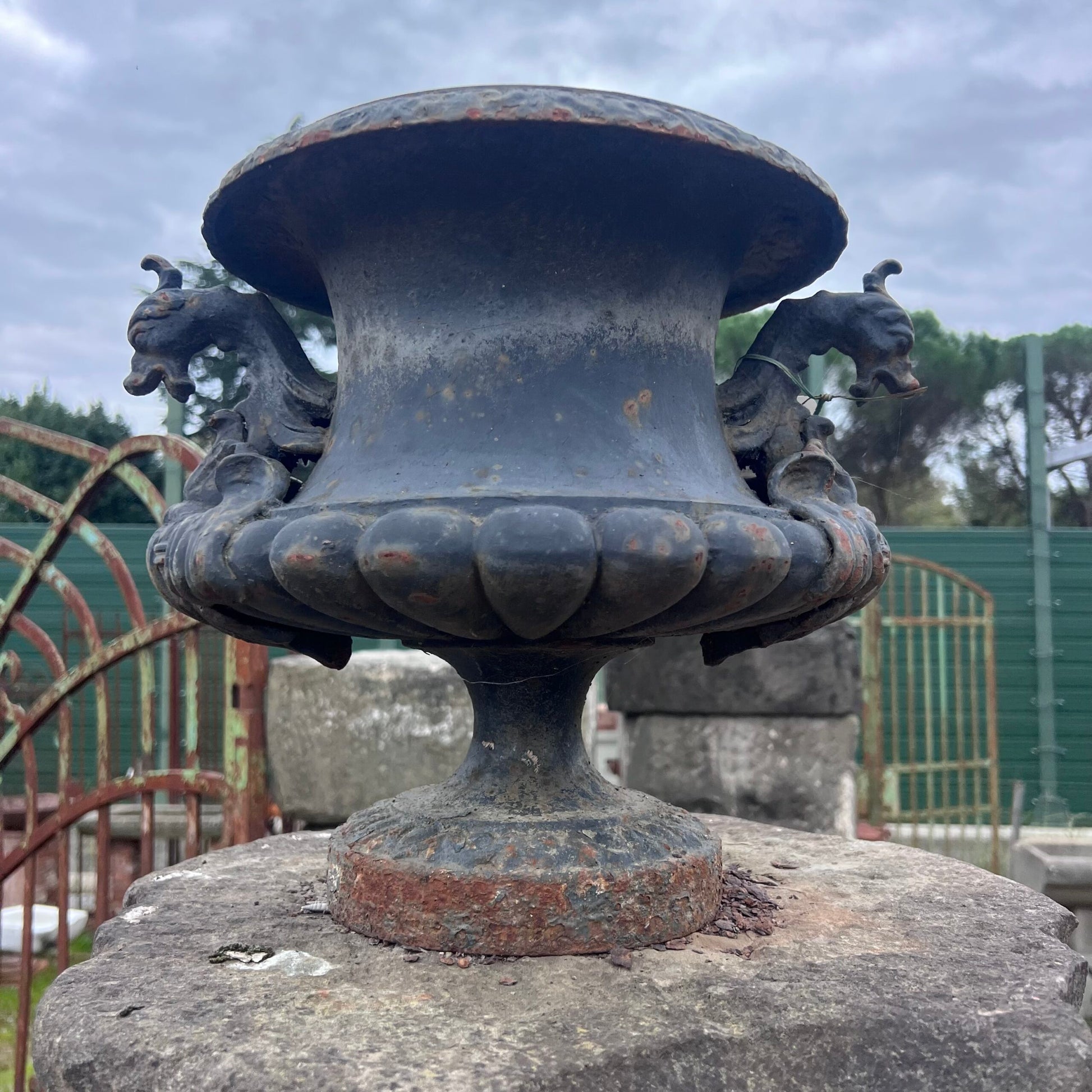 Coppia di coppe decorate 