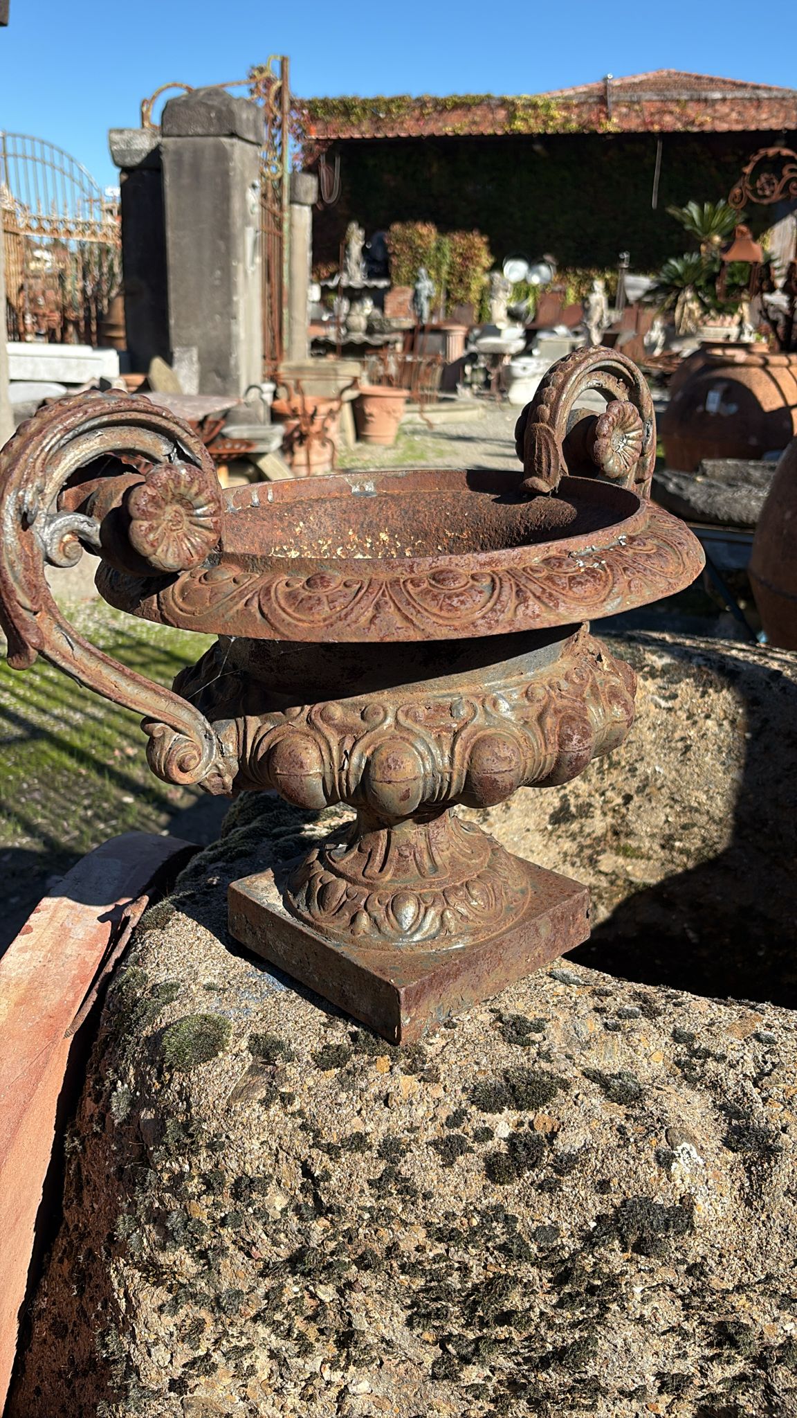 Coppia di coppe in ghisa dettaglio laterale 