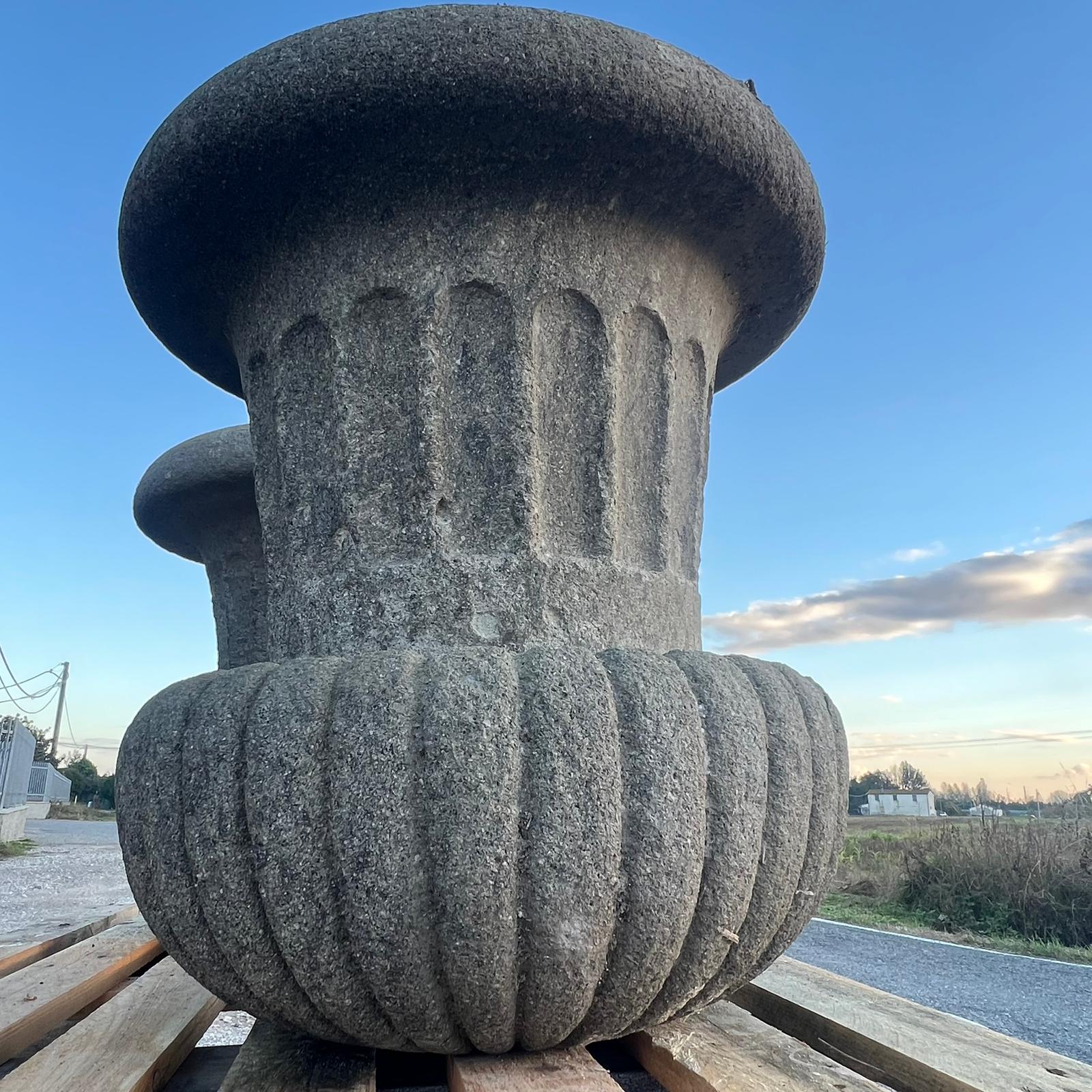 Coppia di coppe in pietra dettaglio laterale 