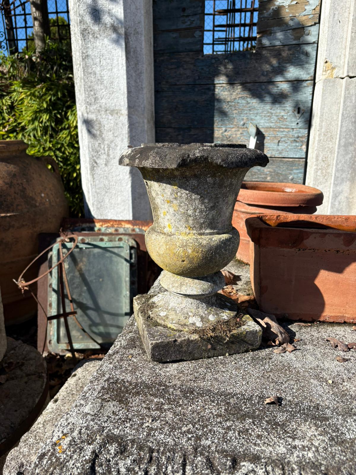 Coppia di coppe in pietra recuperate dettaglio 