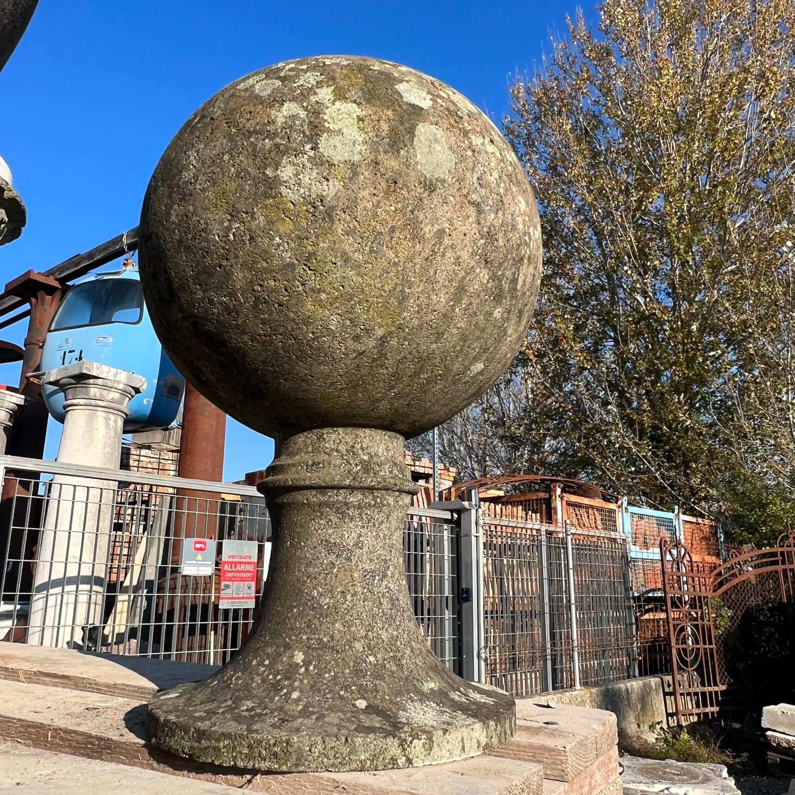 Coppia di sfere in pietra