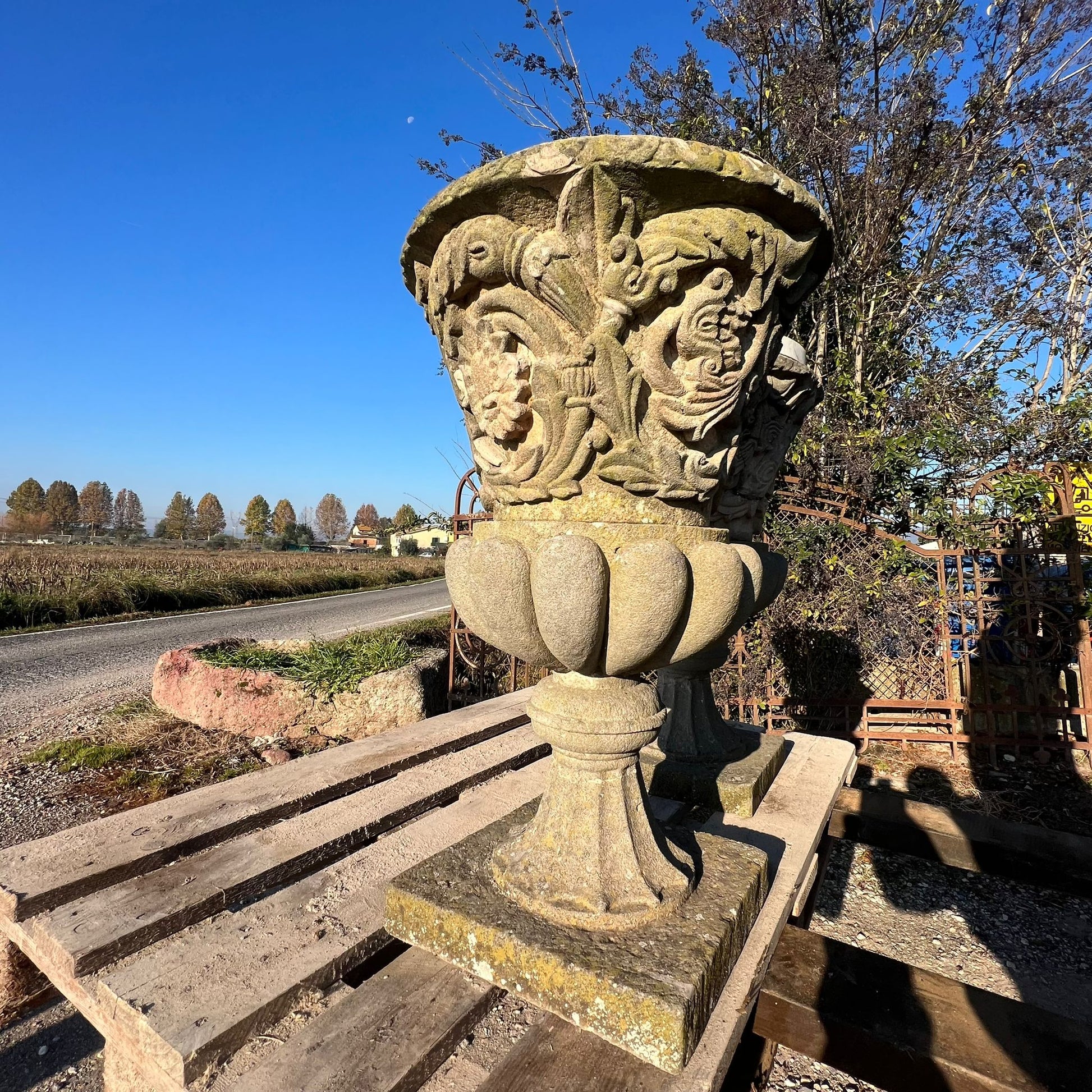 Coppia di vasi in pietra recuperati