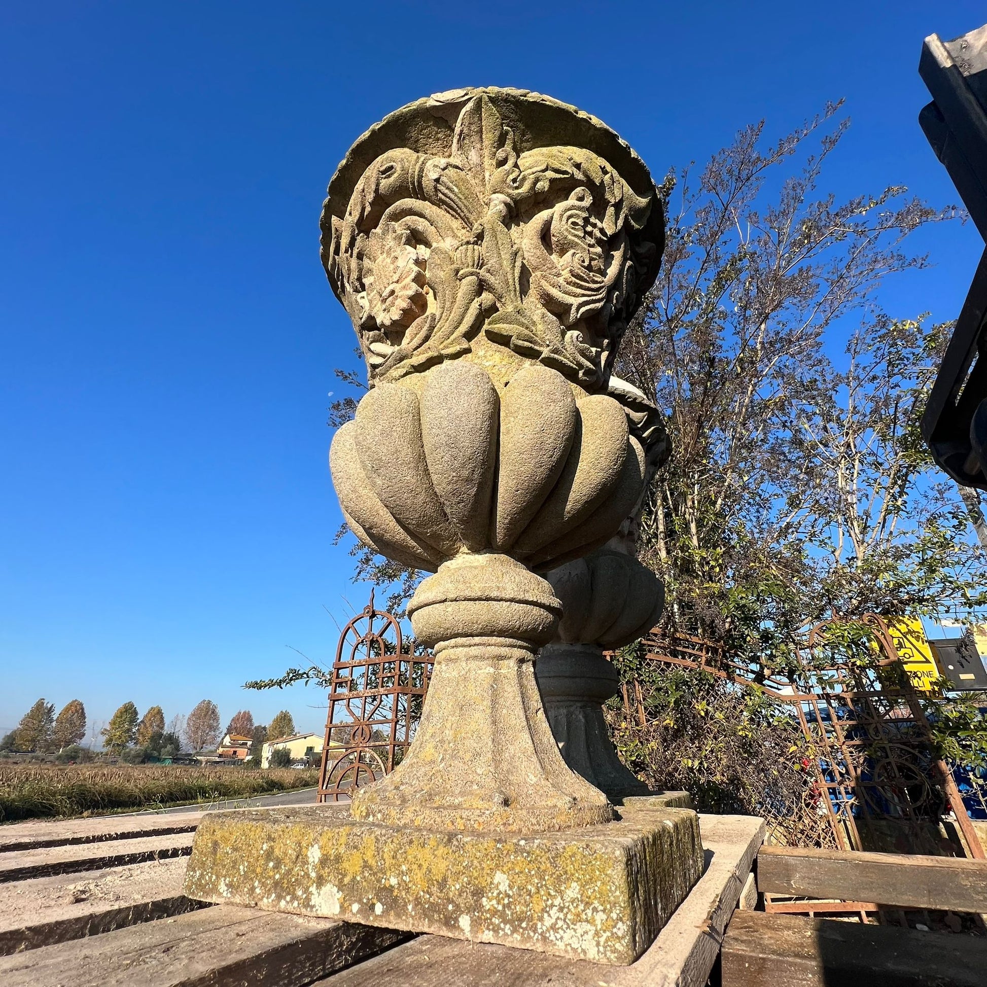 Coppia di vasi in pietra 