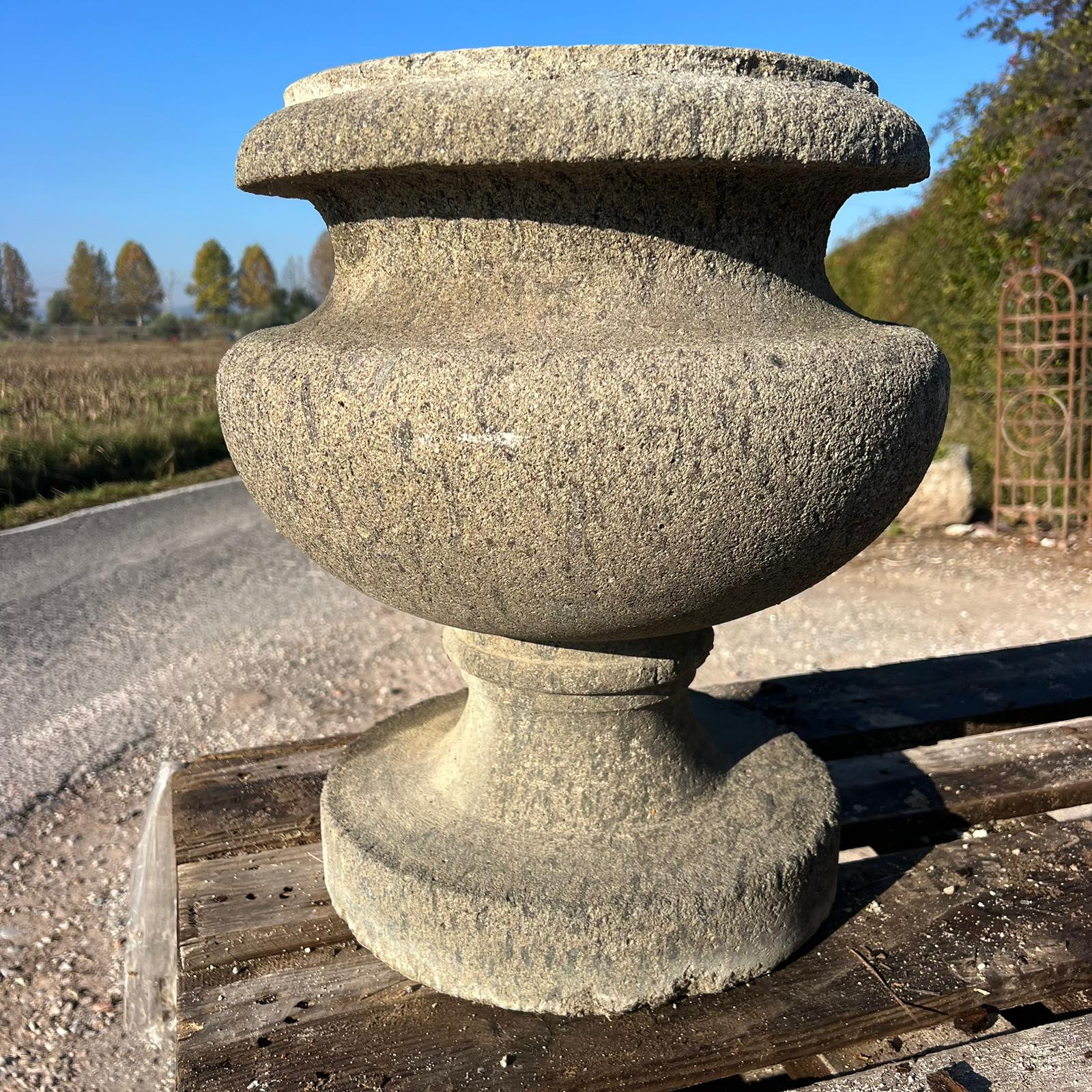 Coppia vasi pietra sopra colonna antichi dettaglio 