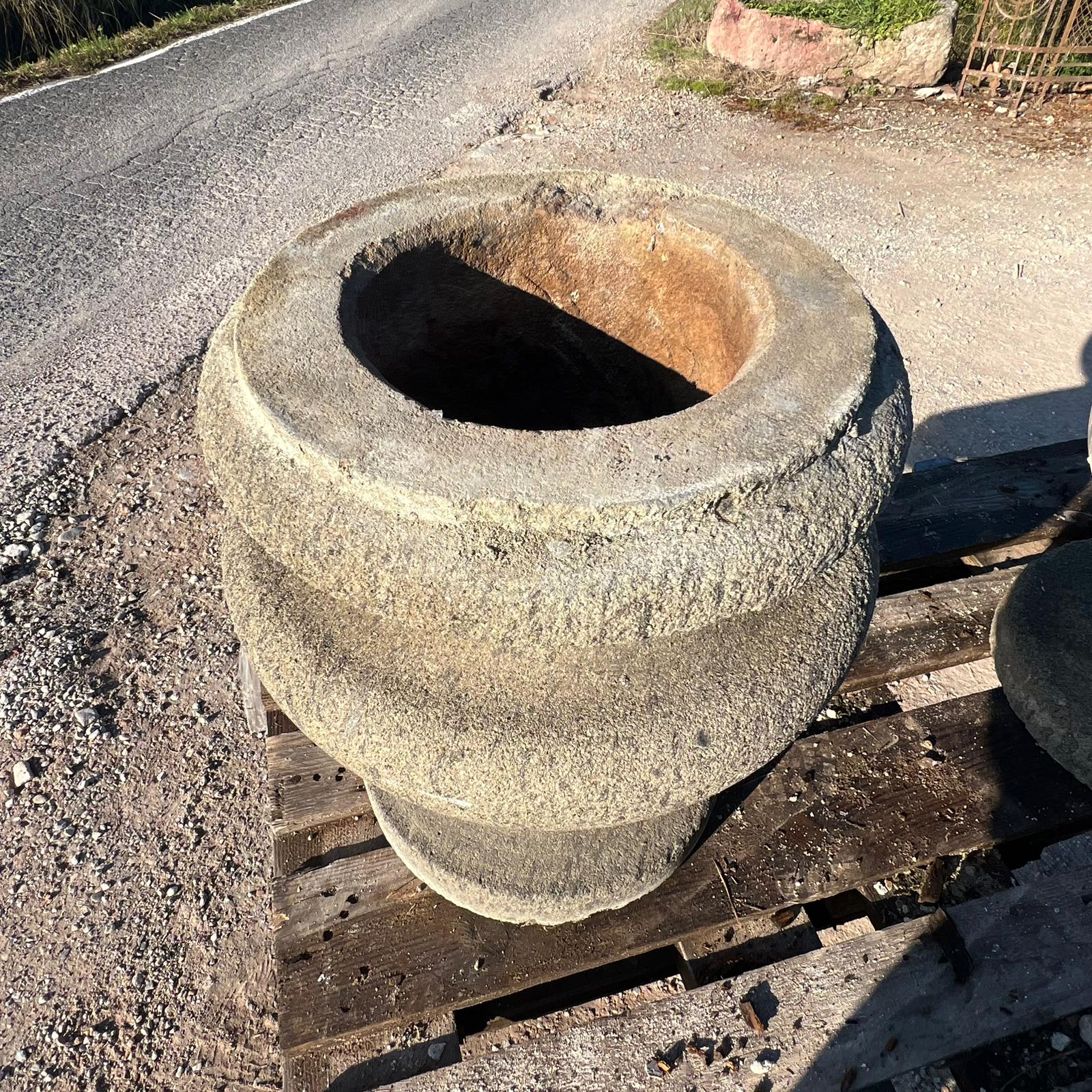 Coppia vasi pietra sopra colonna antichi