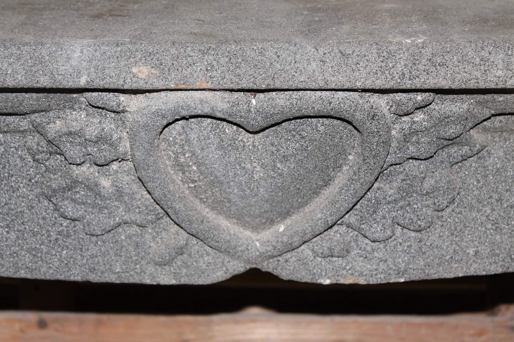 Cuore centrale camino in pietra 
