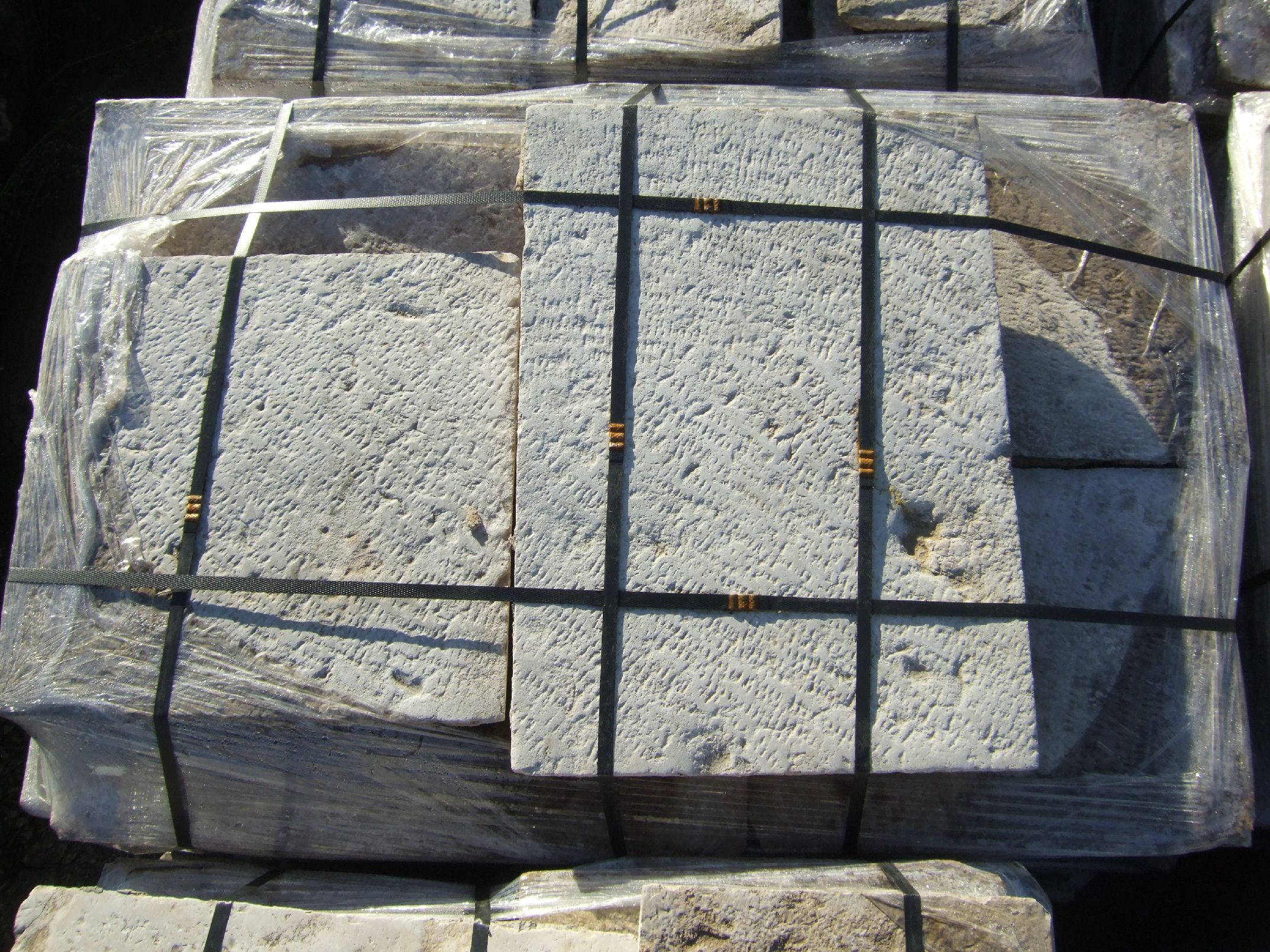 Lastricato in pietra bianca di recupero