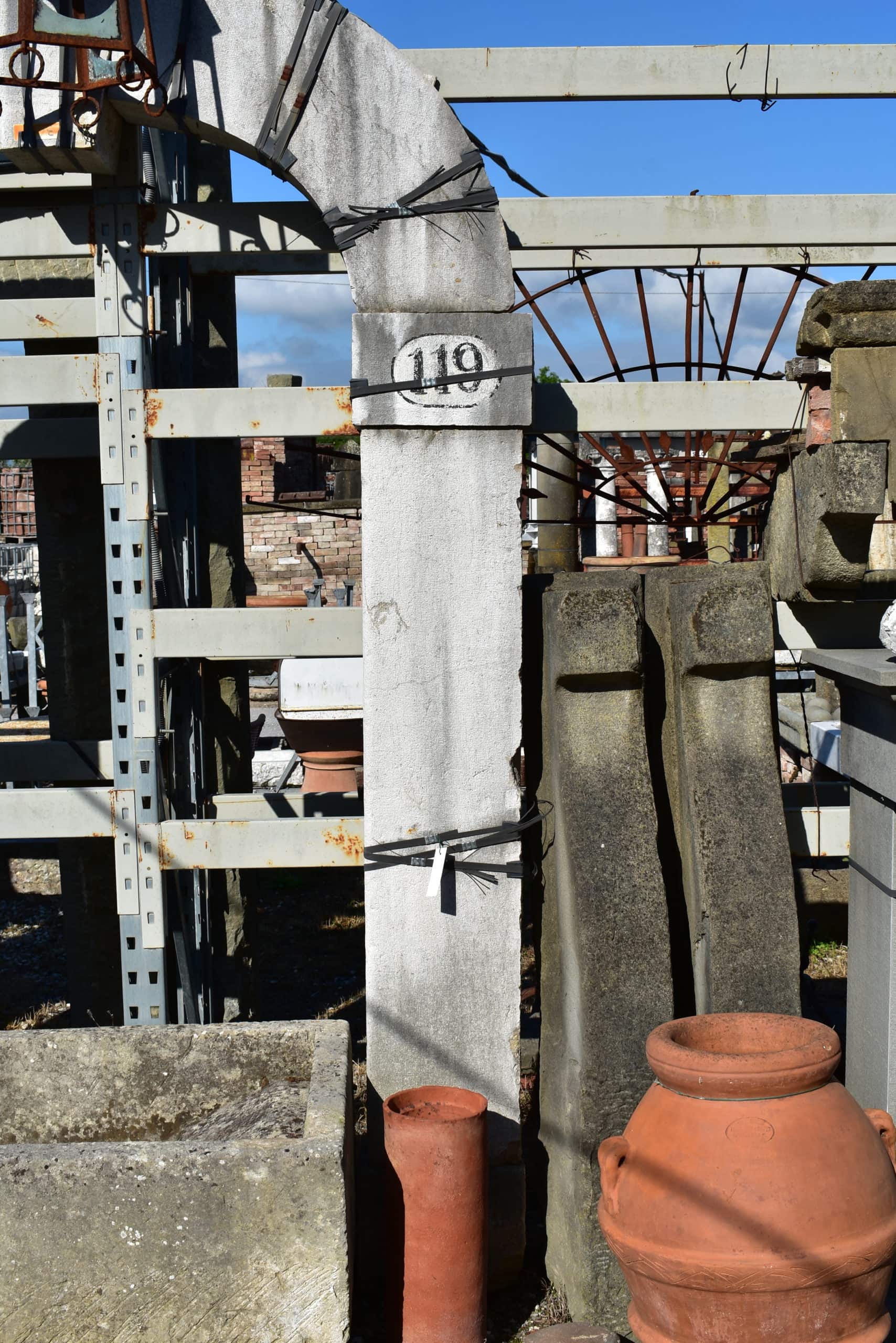 Portale ad arco in pietra chiara