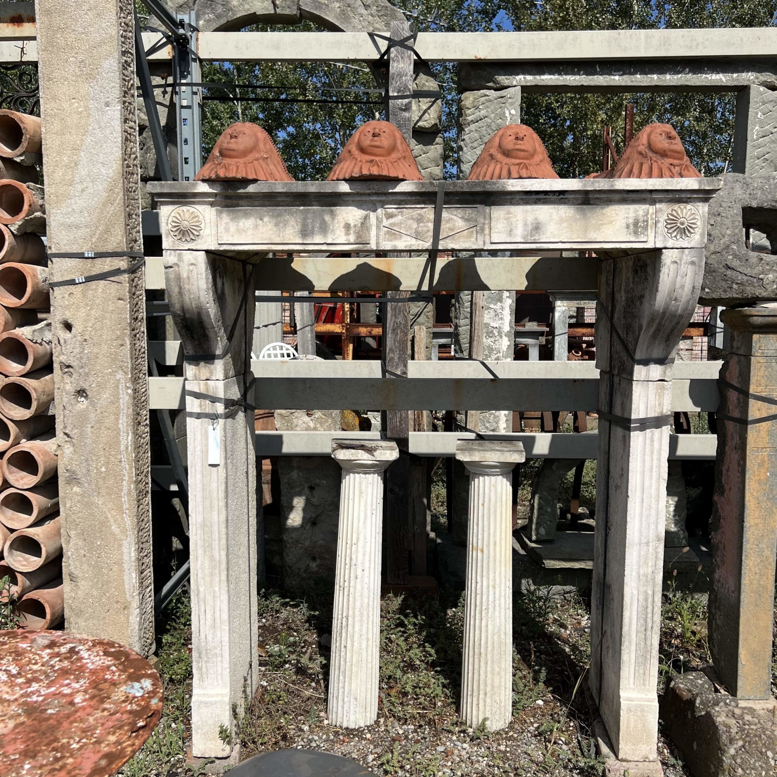 Dettagli camino in pietra chiara 