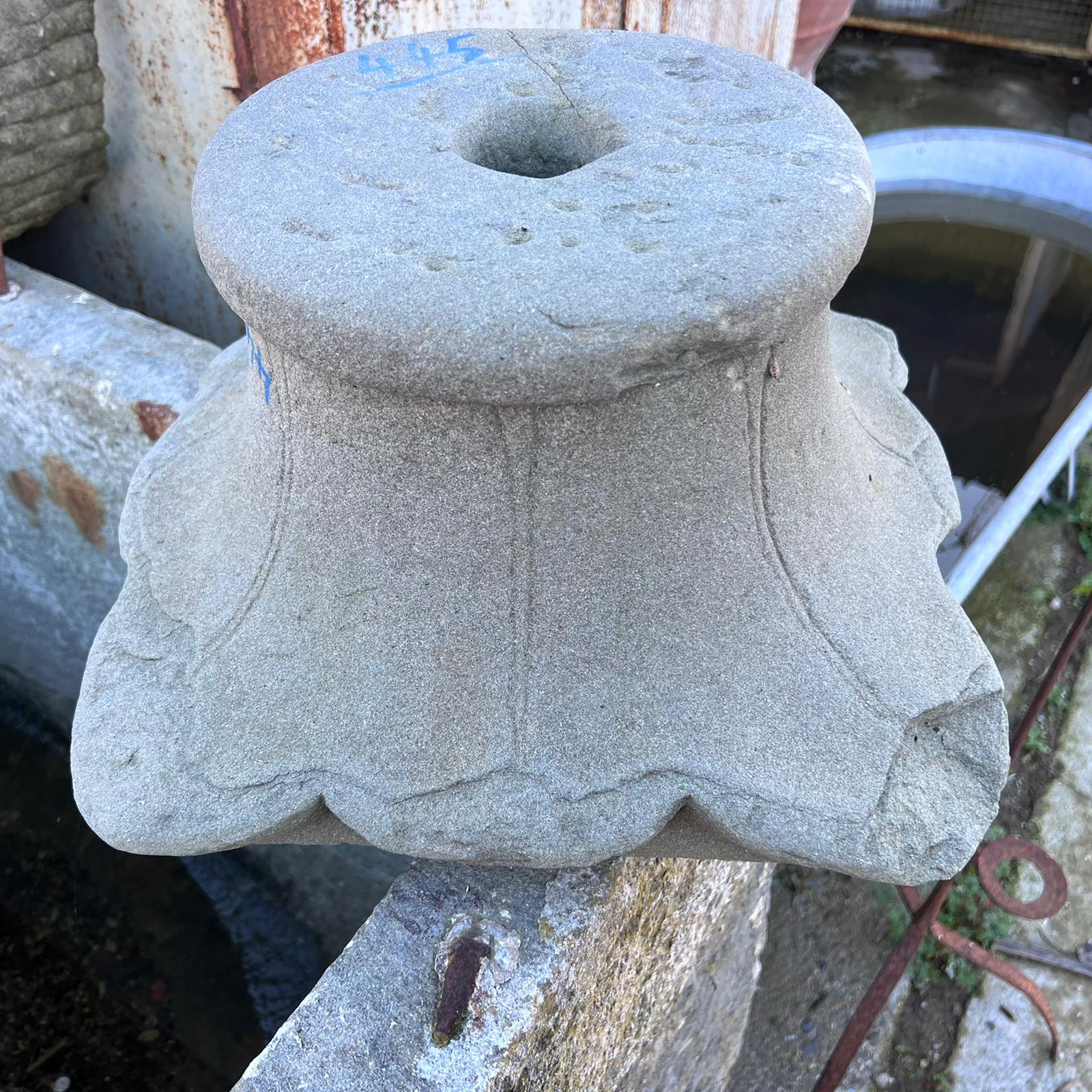 Dettagli capitello in pietra semplice 