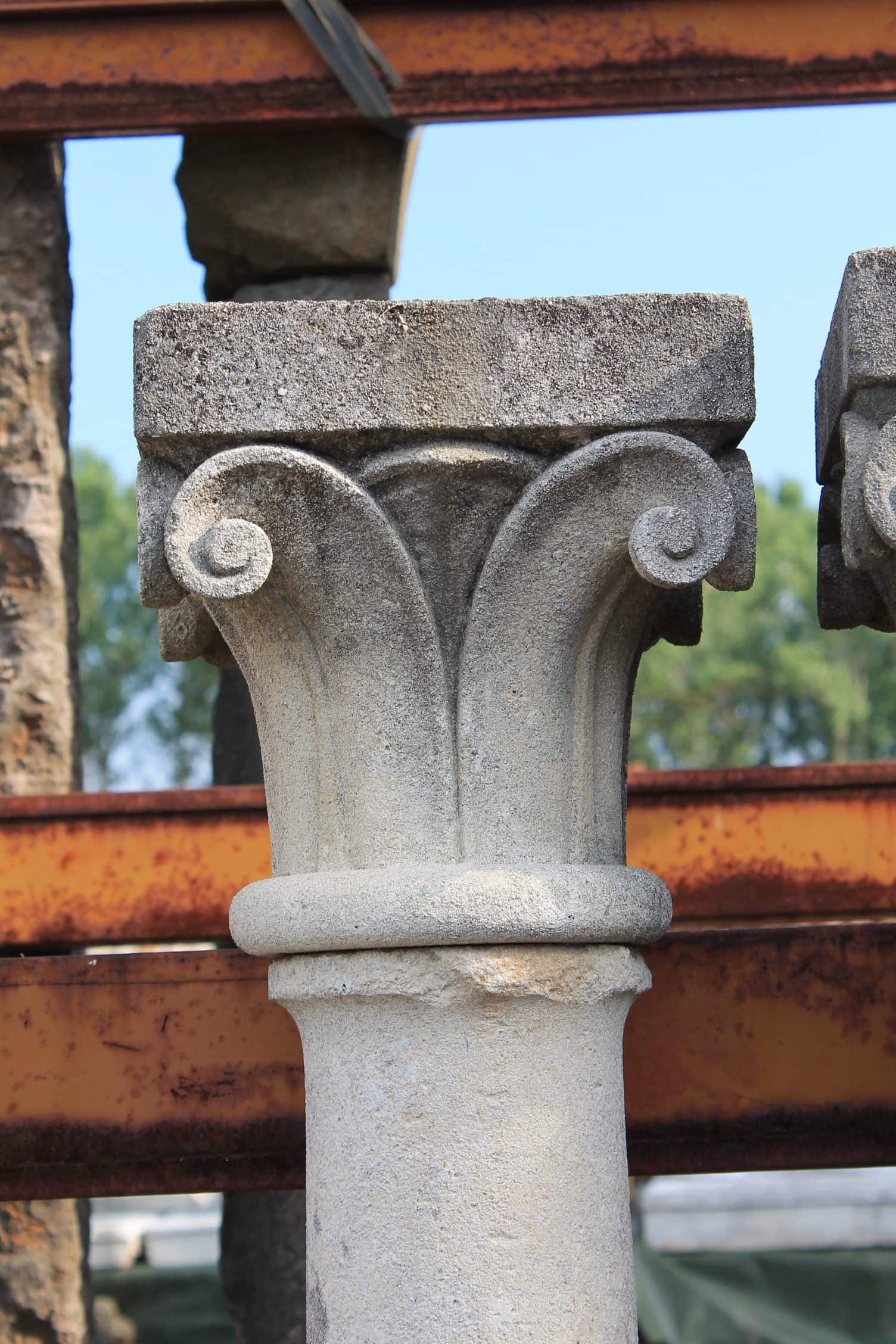 Dettagli colonne in pietra chiara 