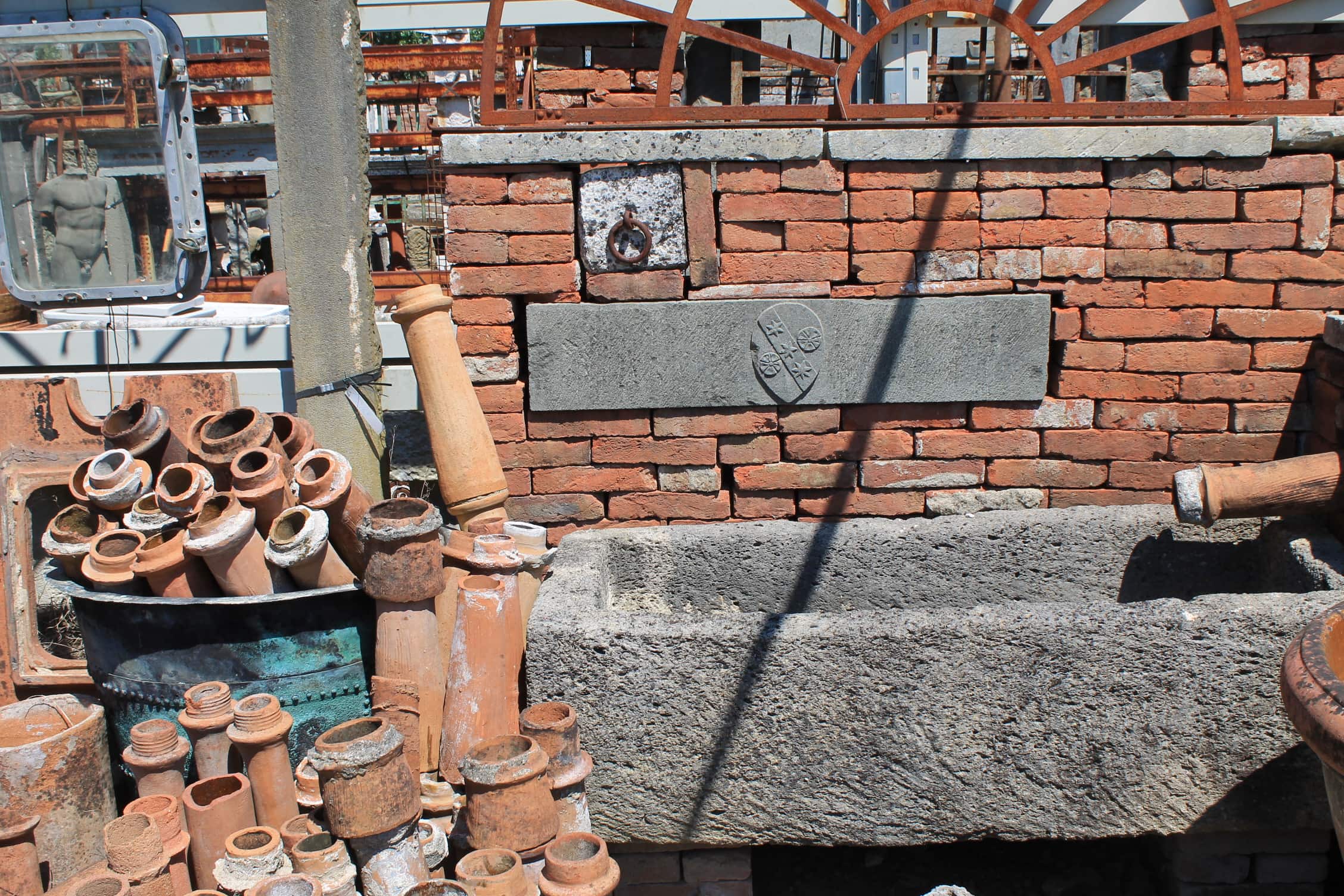 Dettagli fontana a muro con mattoni
