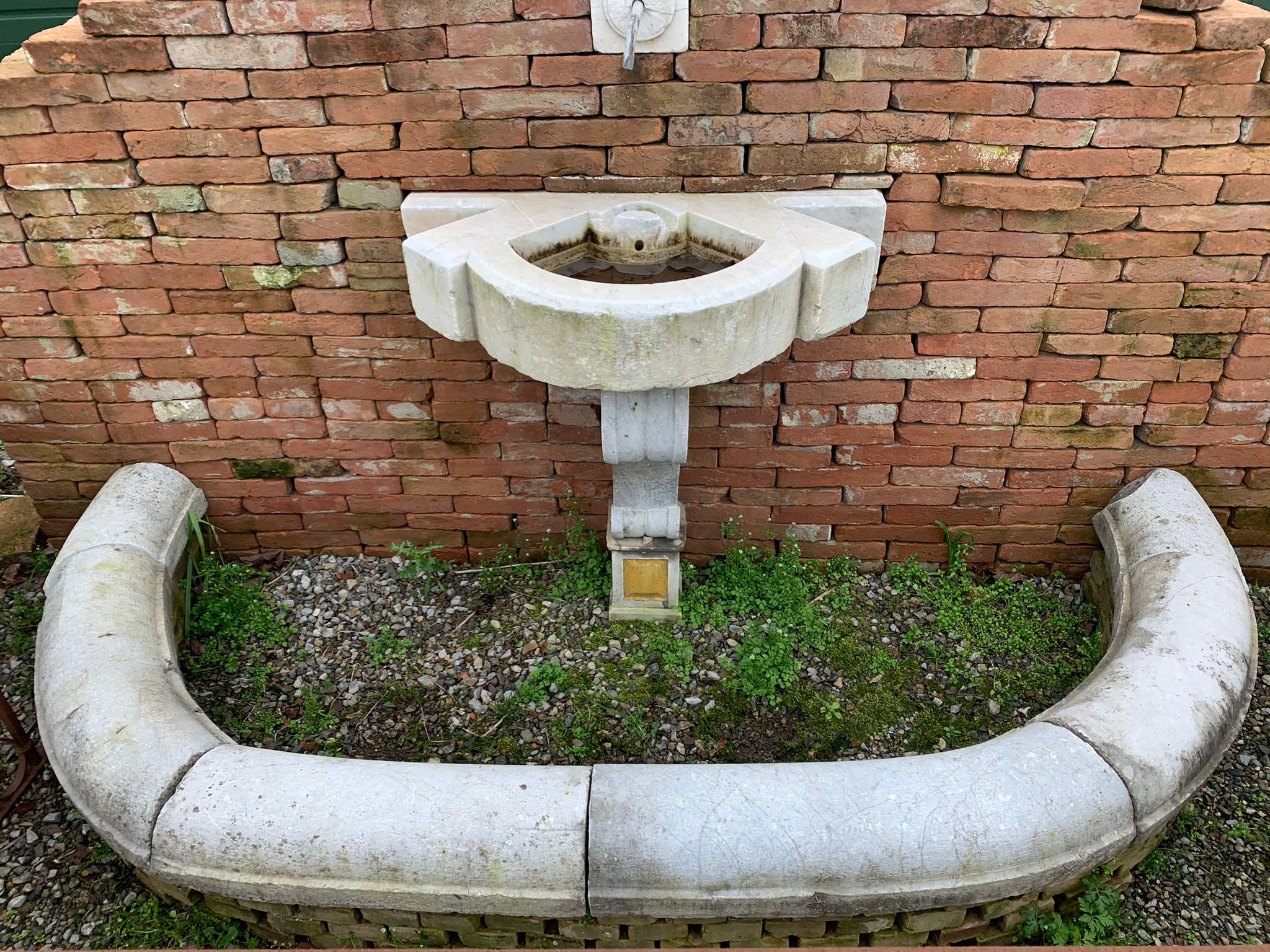 Dettagli fontana a muro in marmo