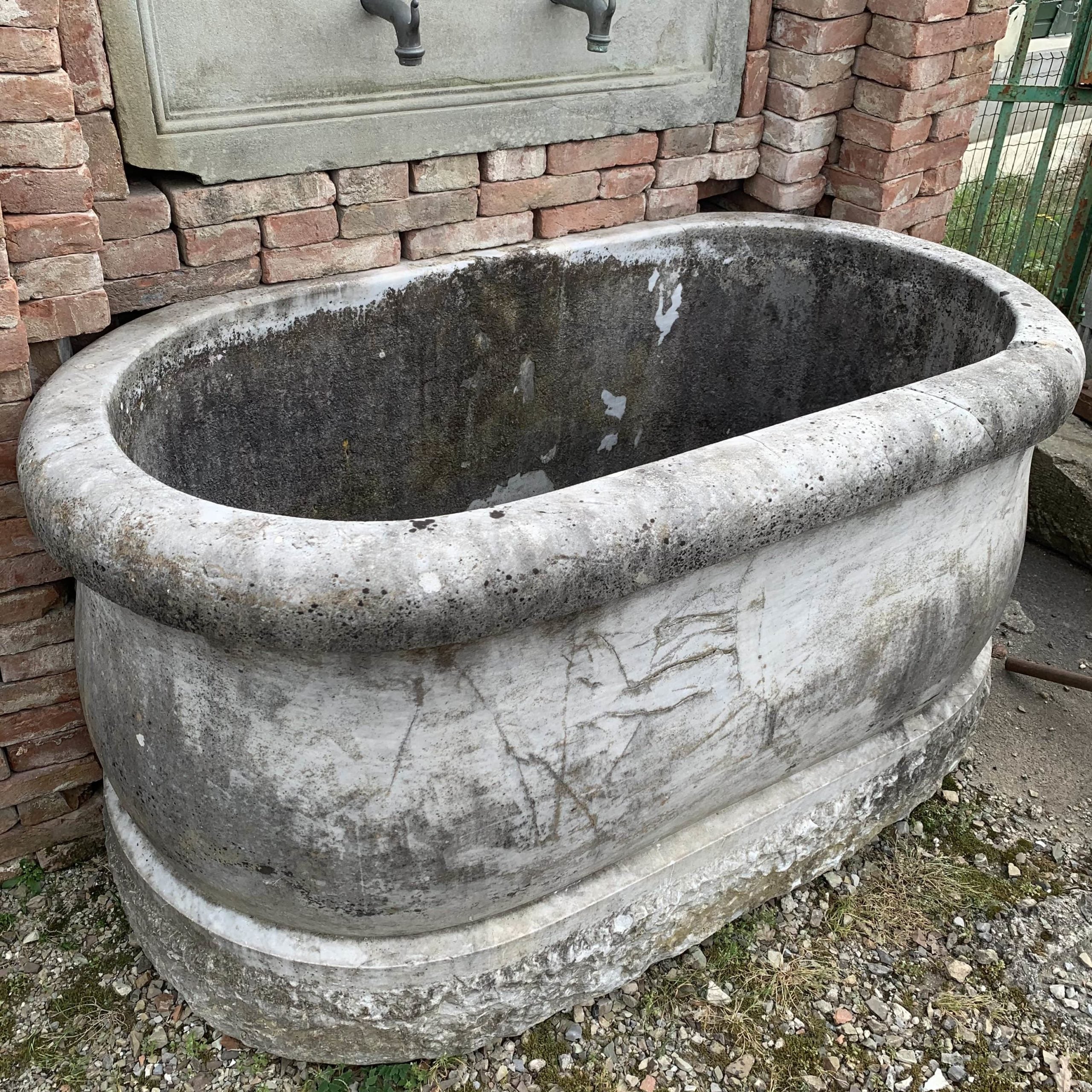 Dettagli grande fontana a muro in marmo bianco 