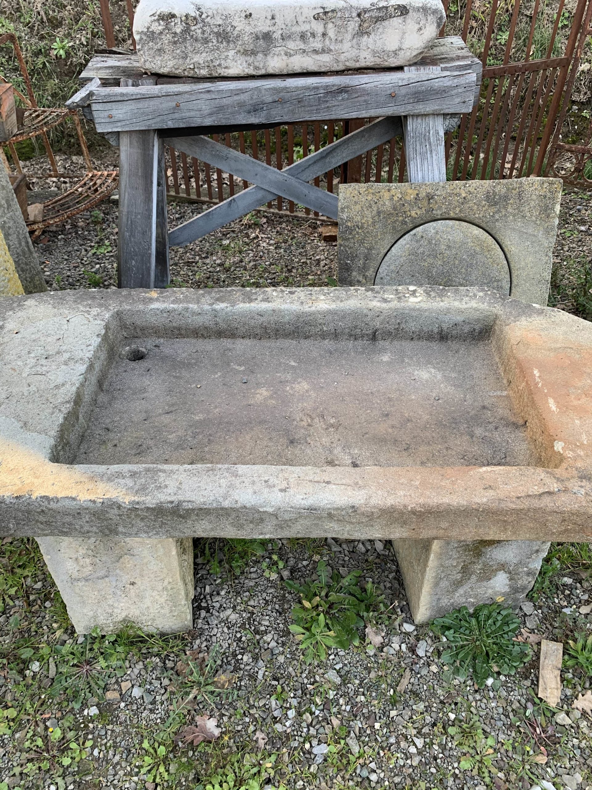 Dettagli lavandino di pietra semplice 