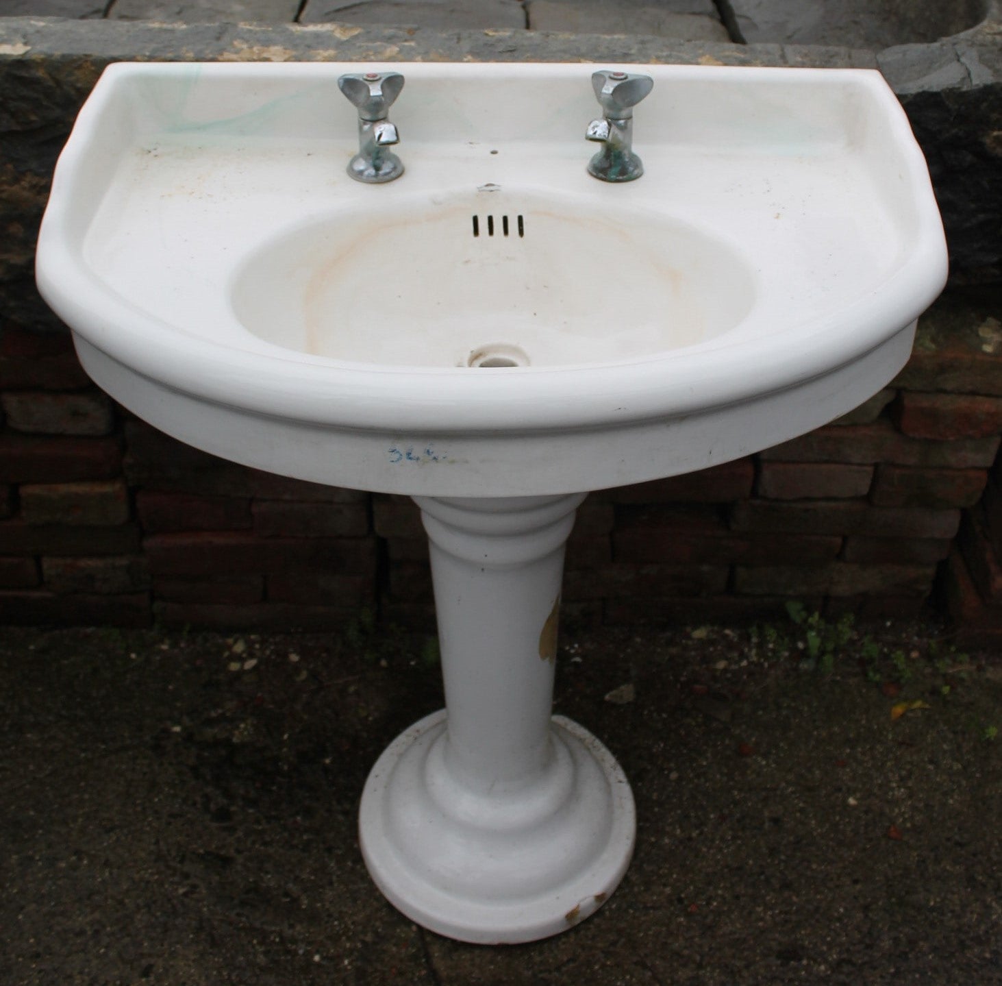 Dettagli lavandino in ceramica 