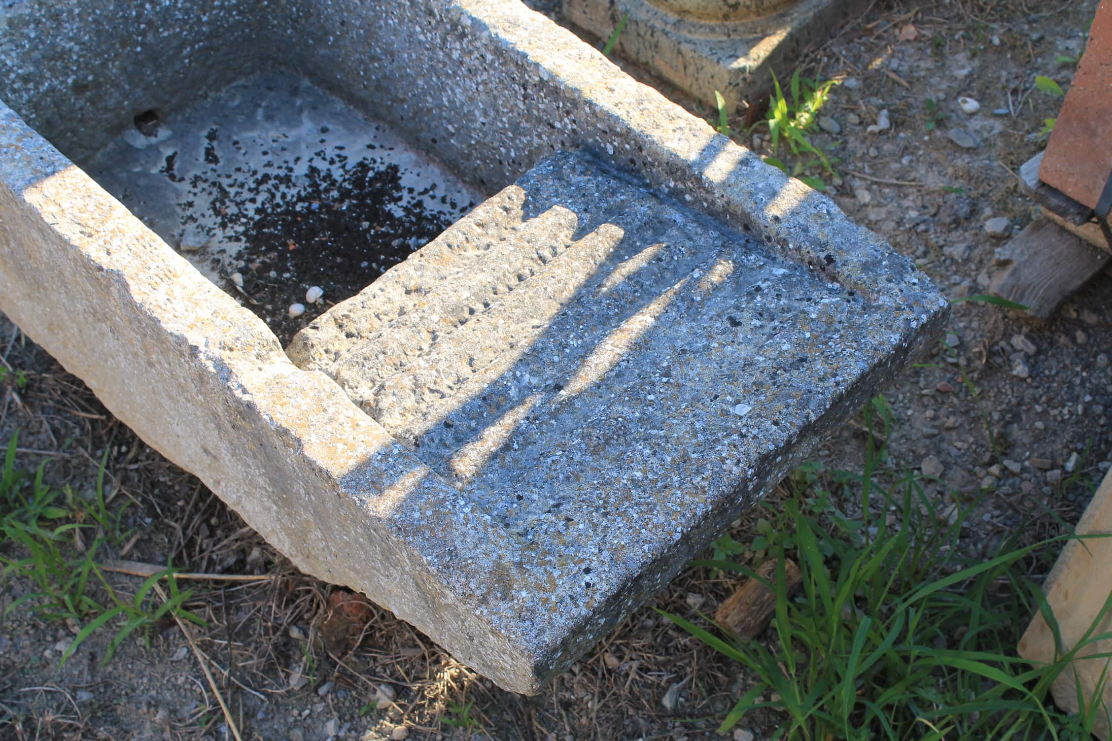 Dettagli lavatoio di pietra grande 