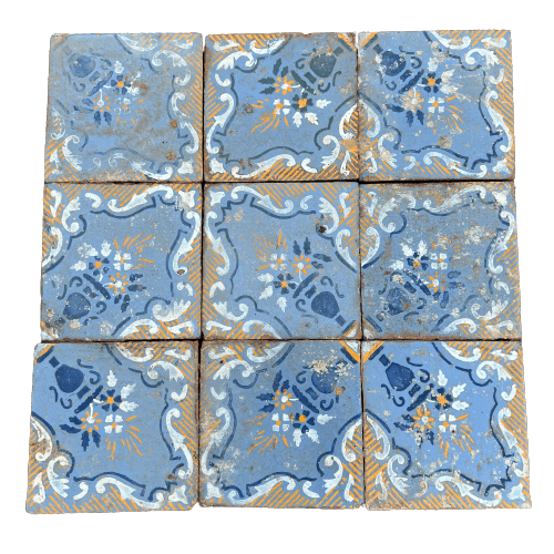 Dettagli maioliche antiche blu e arancio 