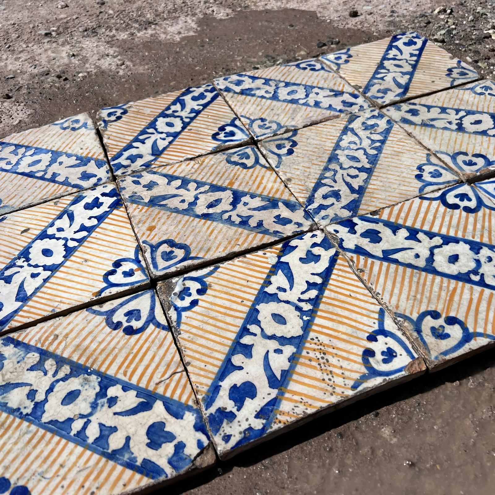 Dettagli maioliche antiche blu e gialle 