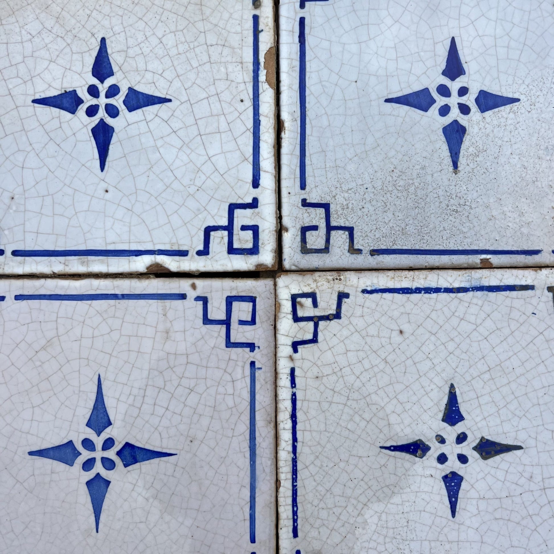 Dettagli maioliche bianche e blu 