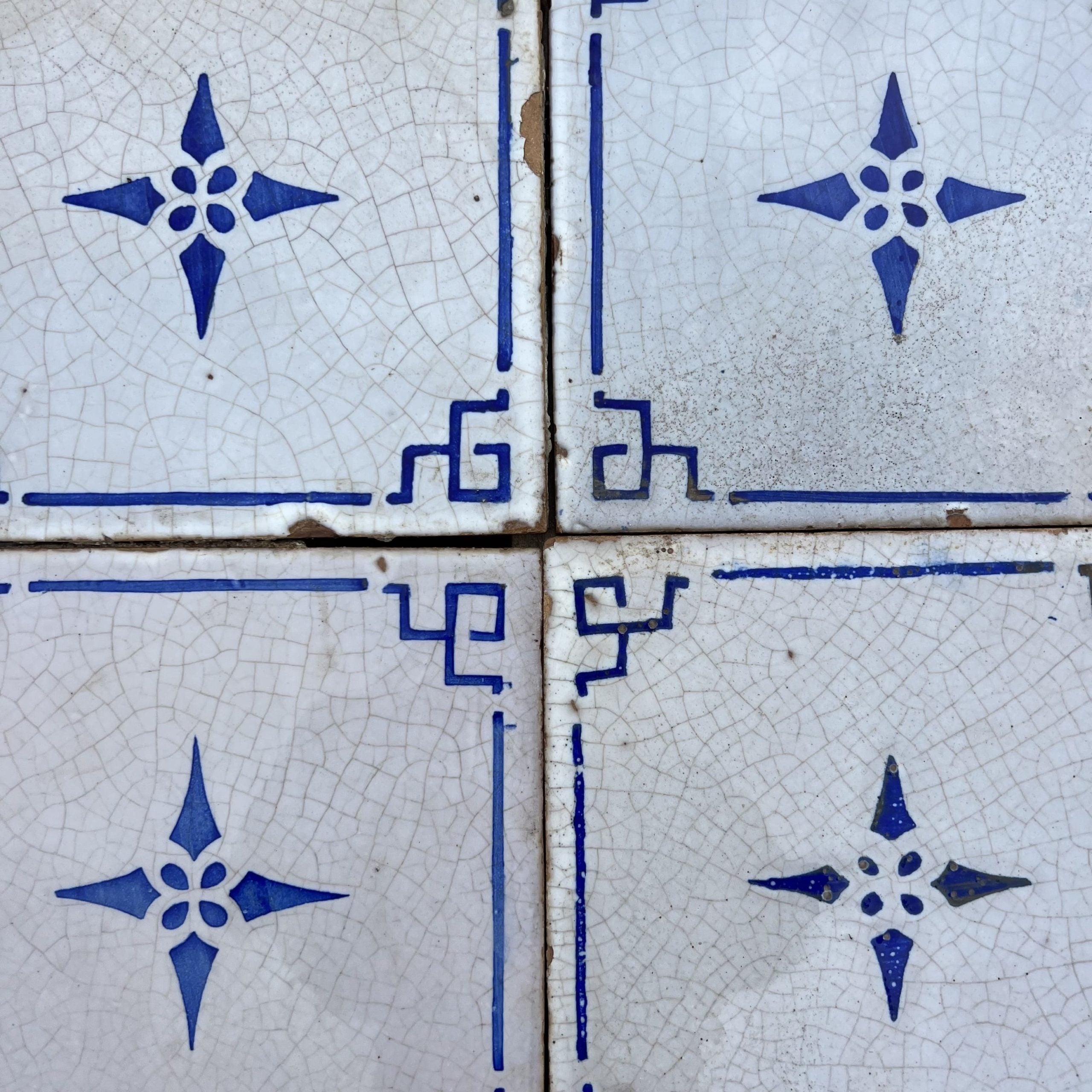 Dettagli maioliche bianche e blu 