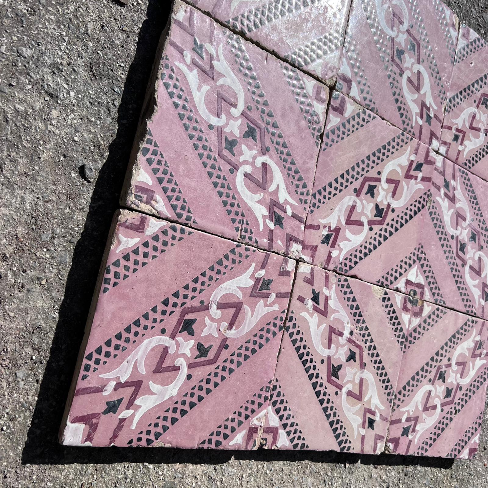 Dettagli maioliche con fondo rosa 