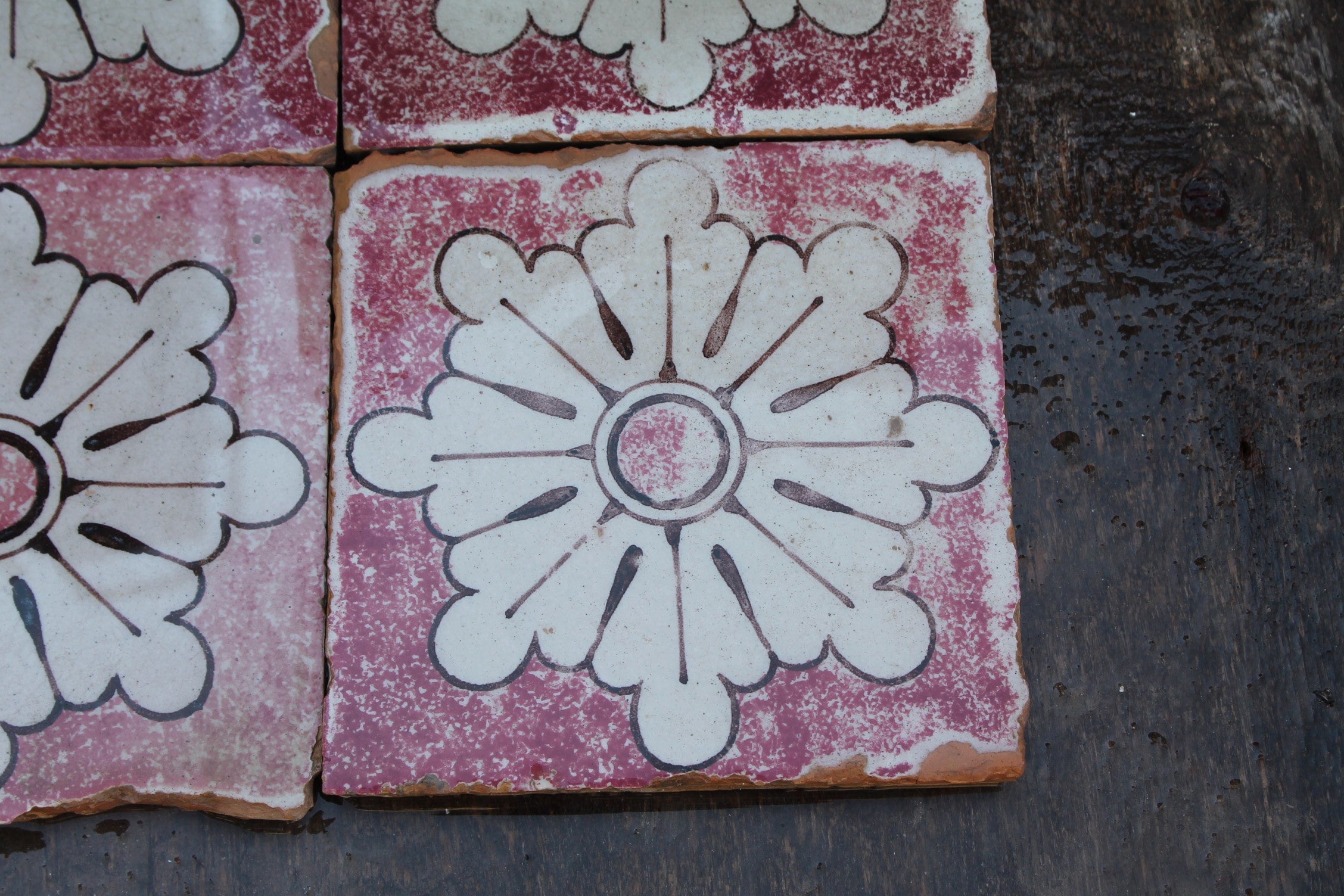 Dettagli maioliche fondo rosa 