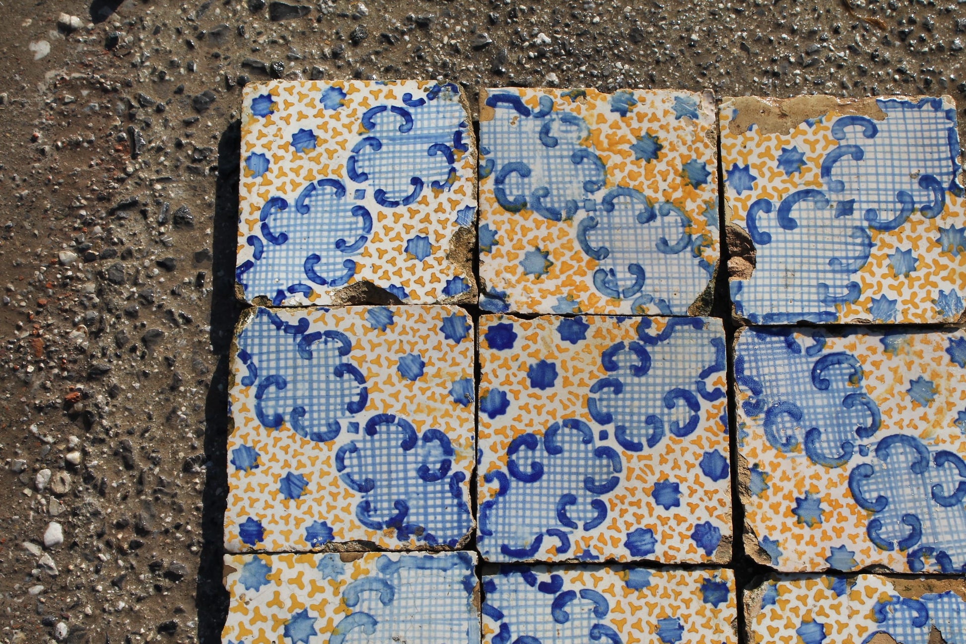 Dettagli maioliche gialle e blu semplici 