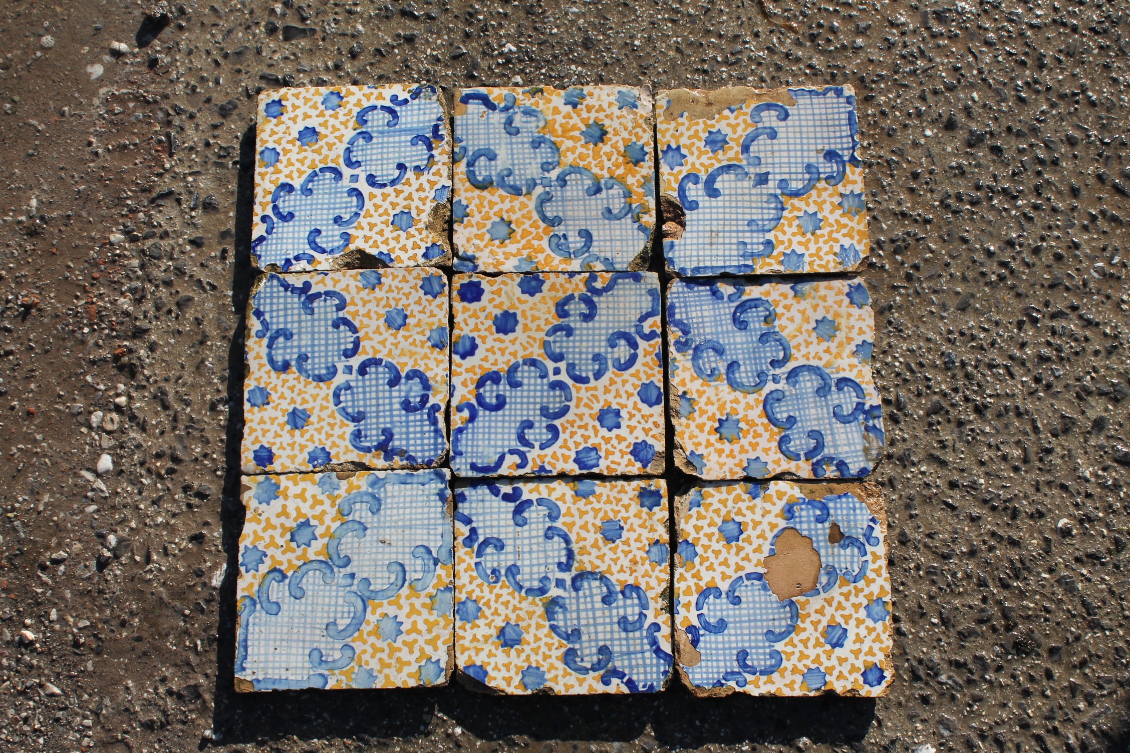 Dettagli maioliche gialle e blu 