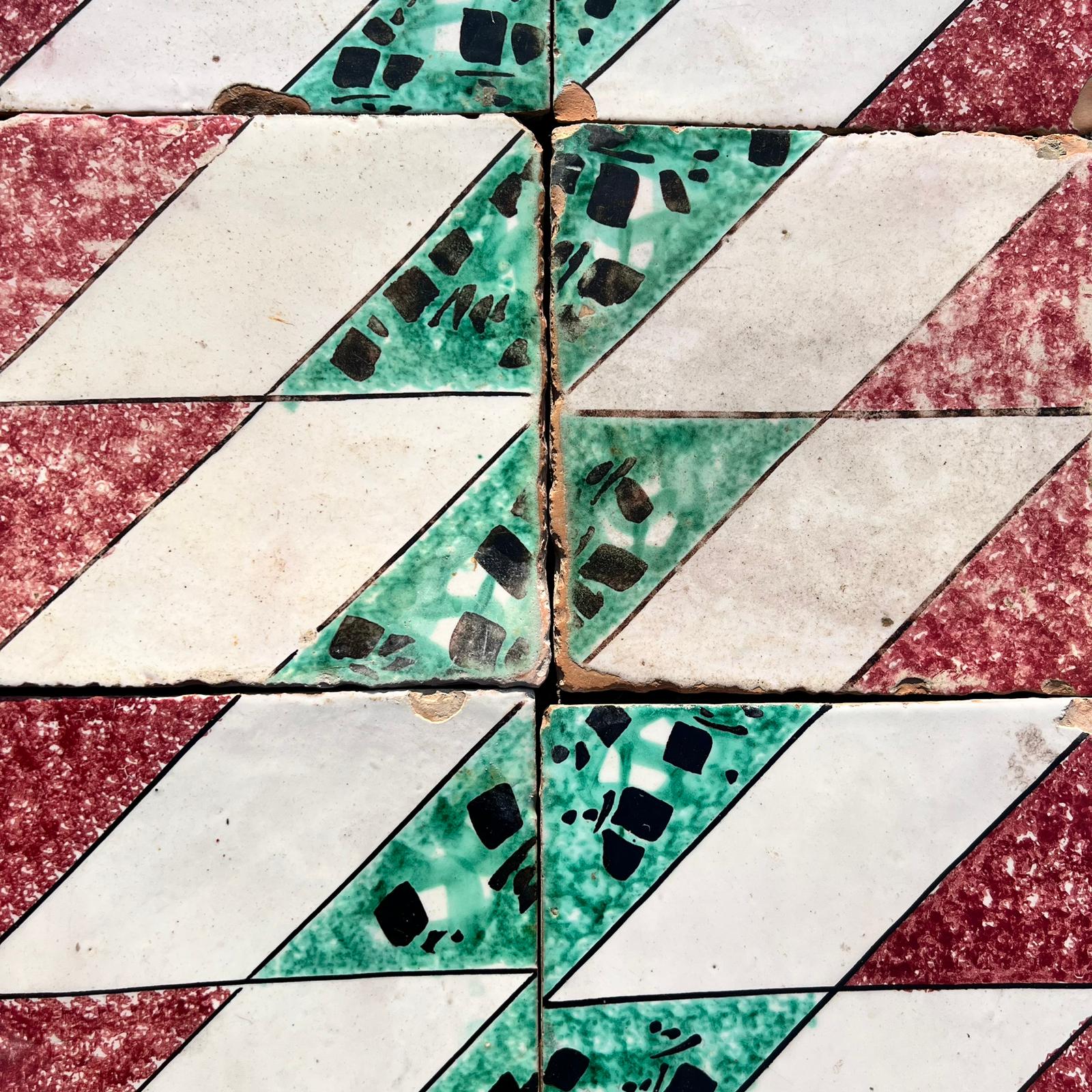 Dettagli maioliche rosse verdi e bianche 