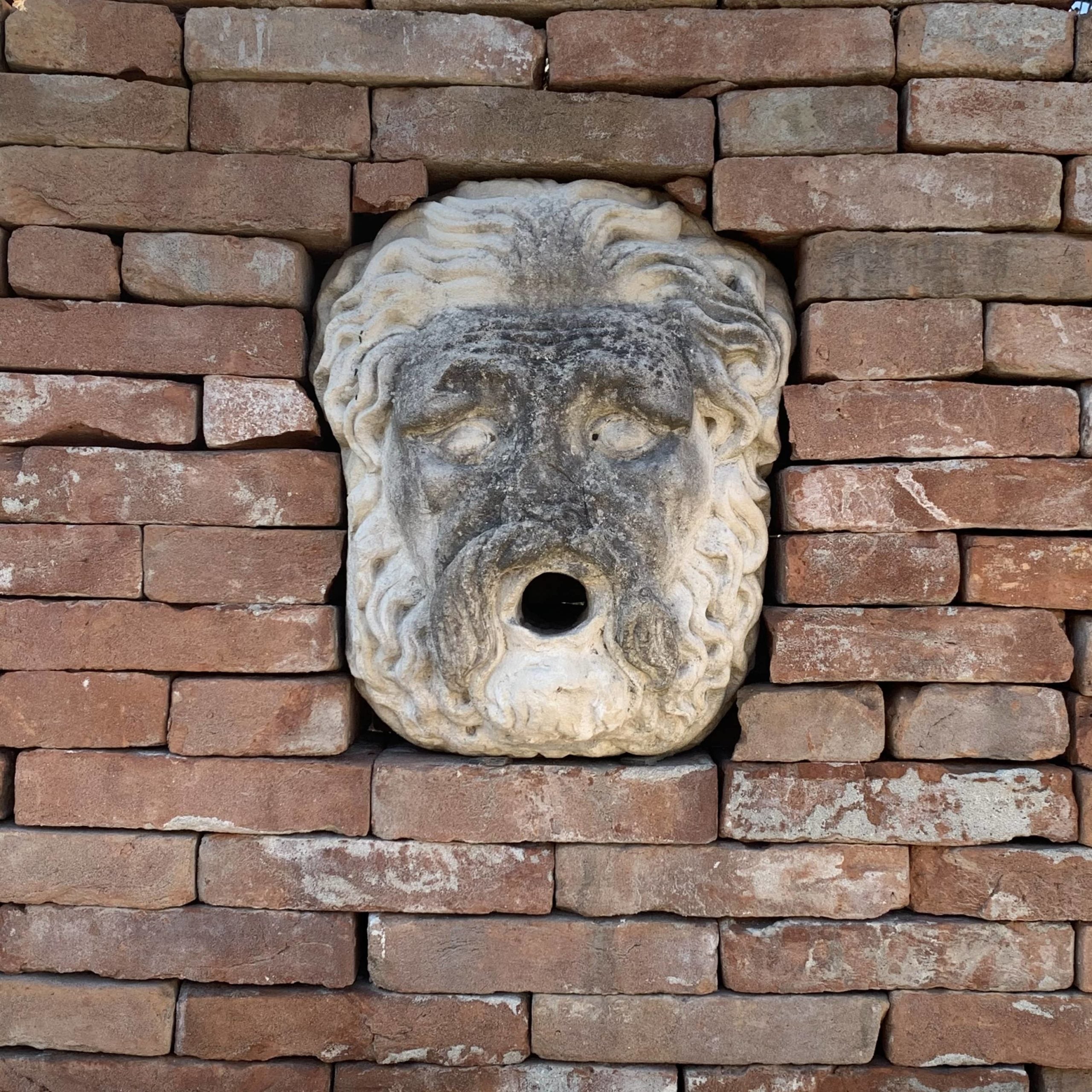 Dettagli mascherone in pietra 
