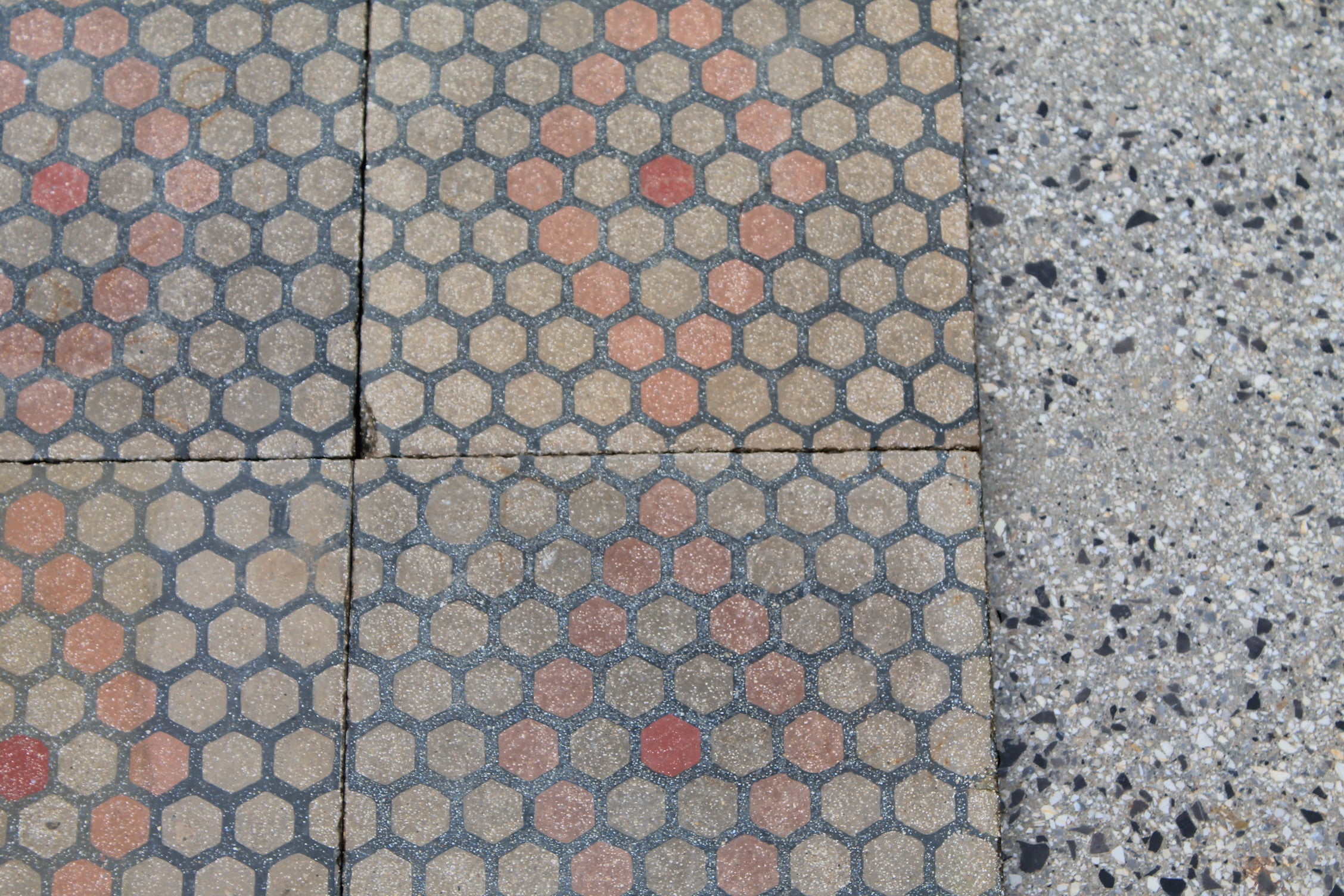 Dettagli pavimento in pastina con colori scuri e arancione