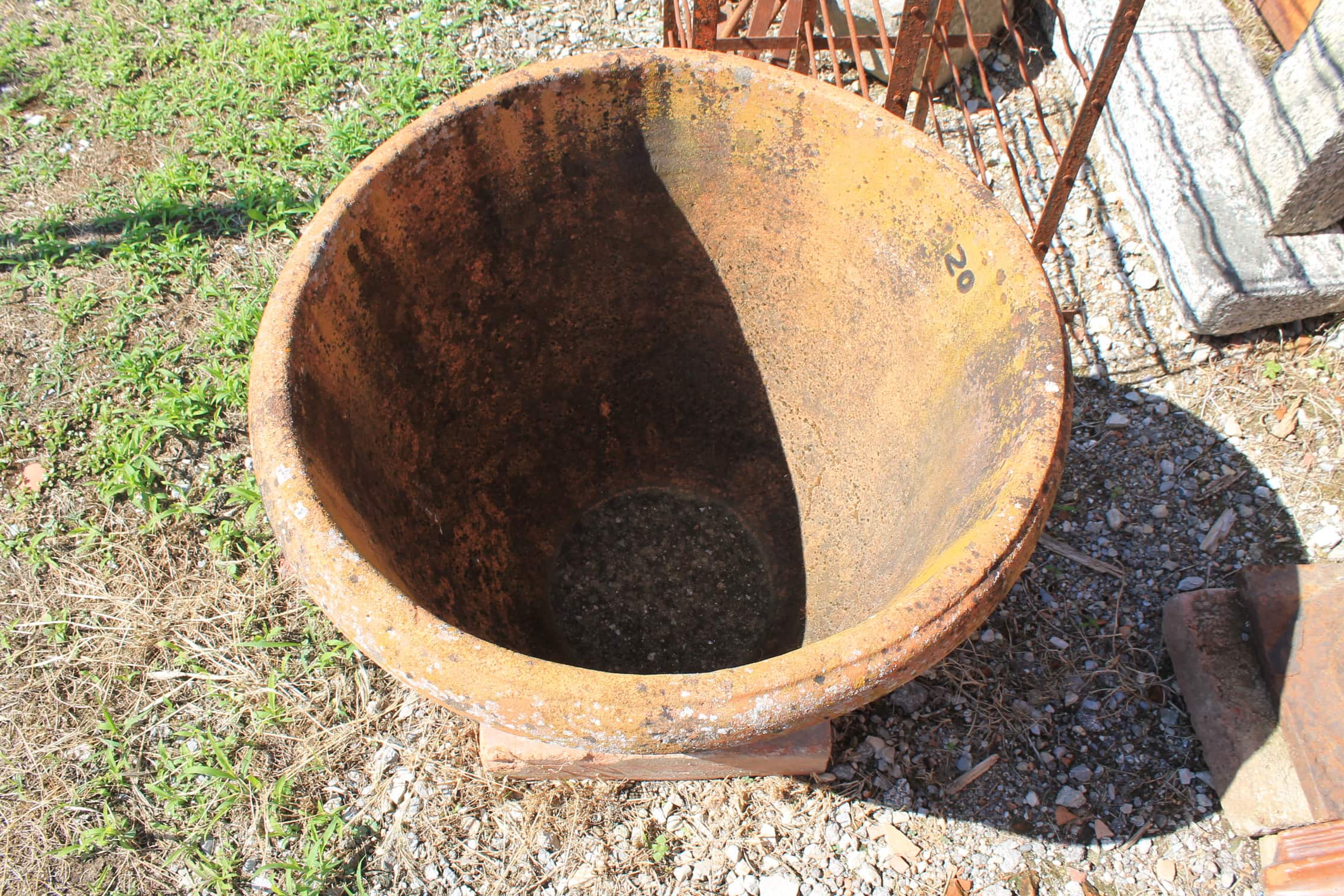 Dettagli piccola conca di terracotta 