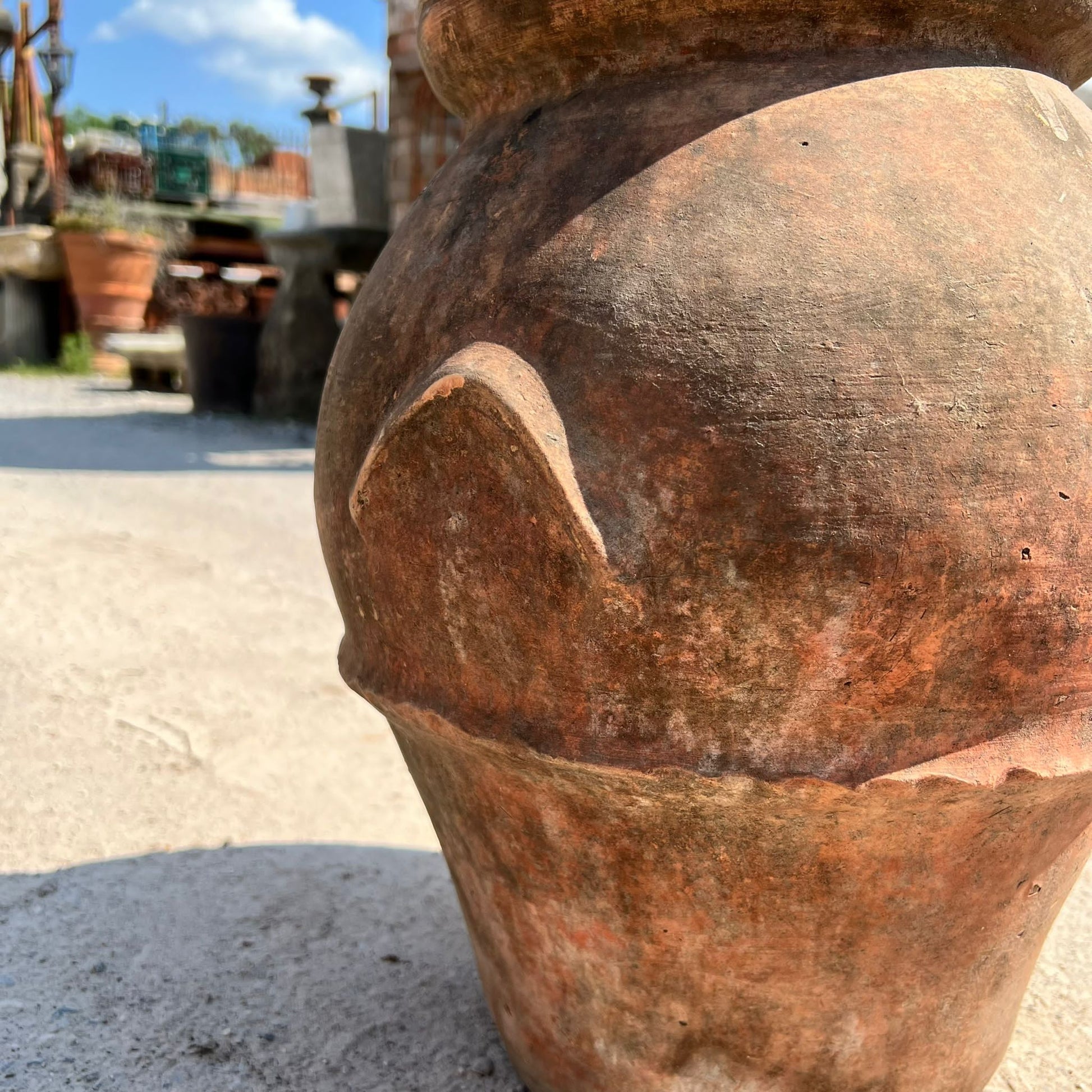 Dettagli piccolo orcio in terracotta 