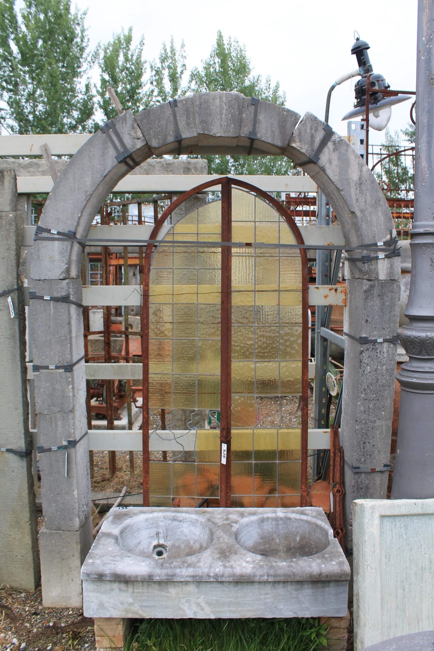 Dettagli portale in pietra chiara