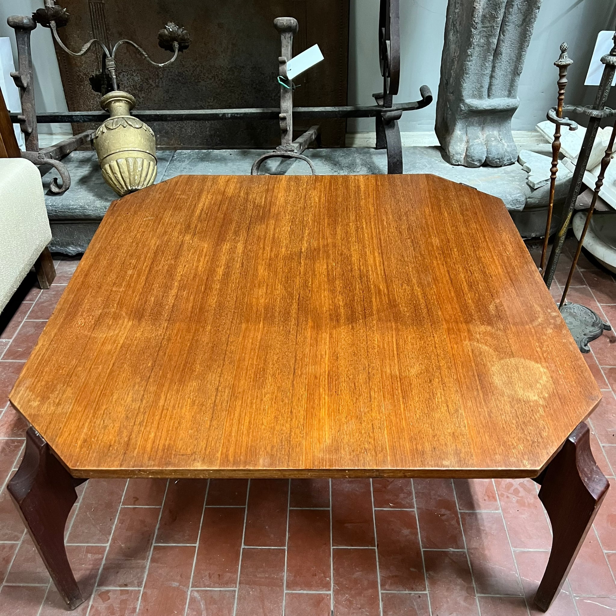 Dettagli tavolino antico in legno 