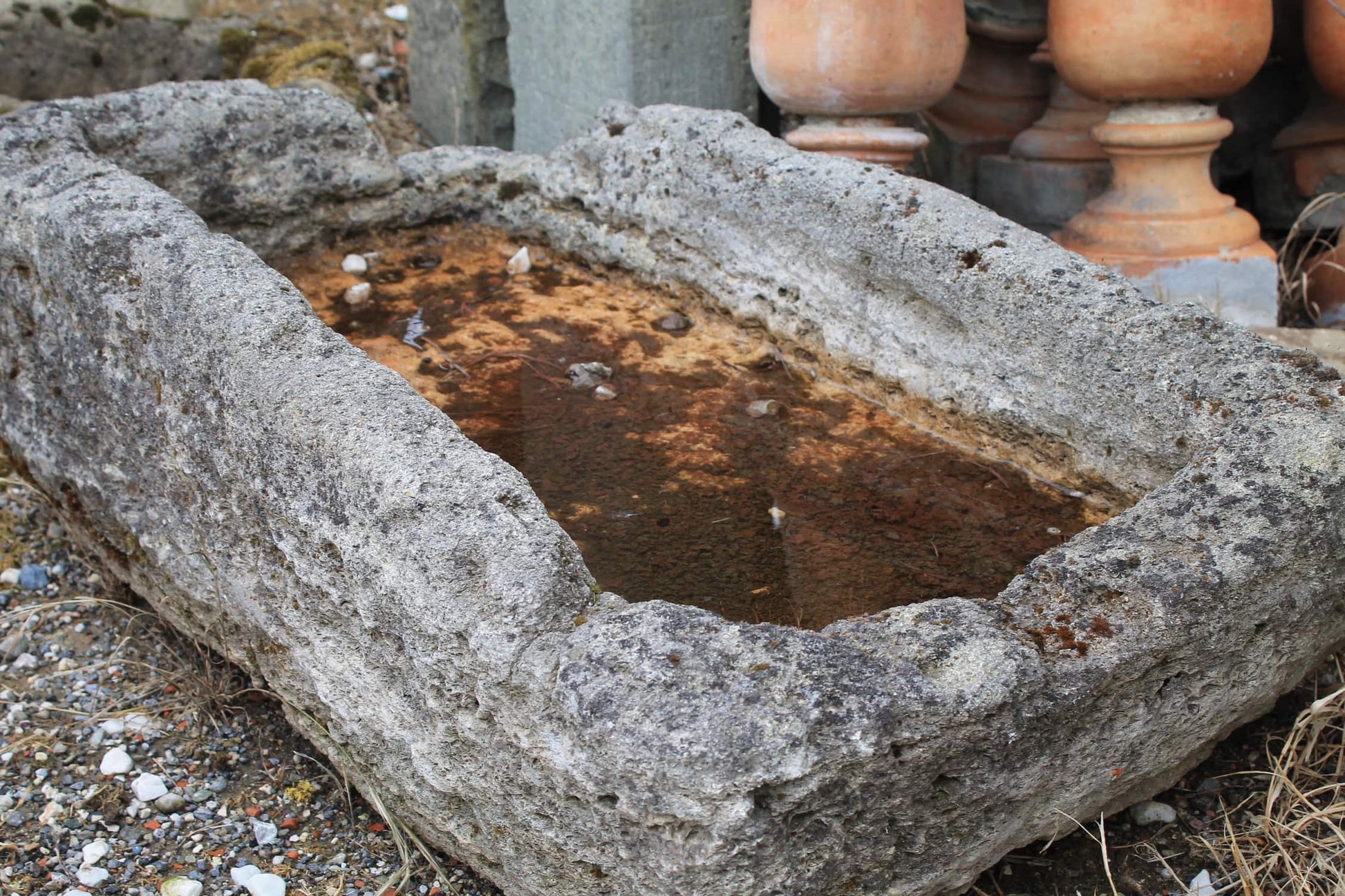 Dettagli vaschetta in pietra vecchia 