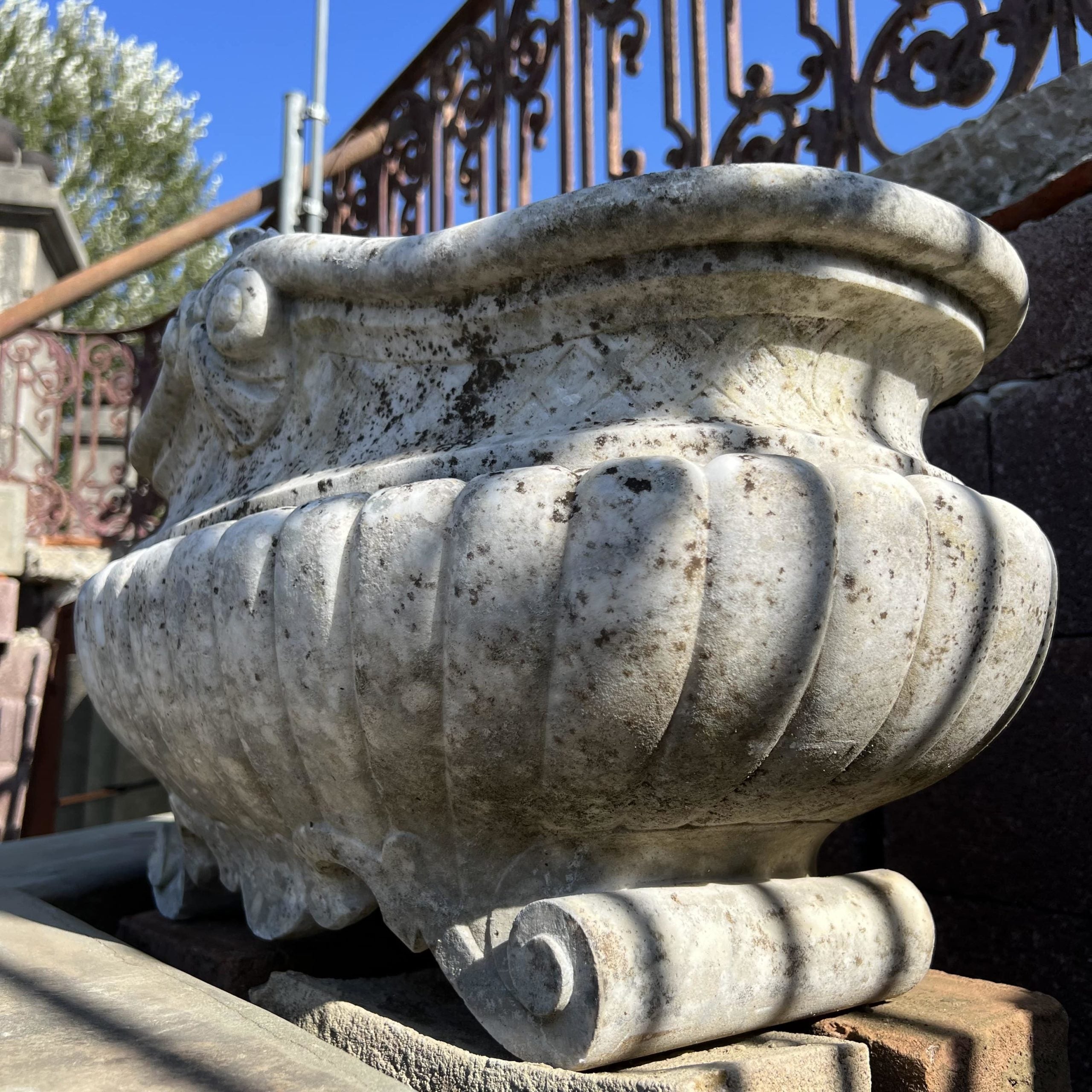 dettagli vaso in marmo 