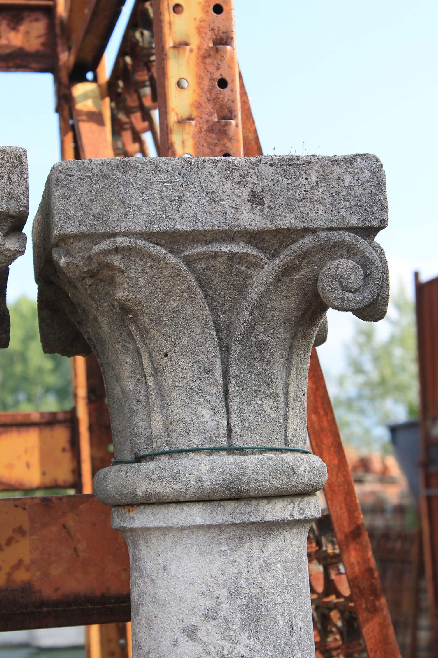 Dettagli2 colonne in pietra chiara 