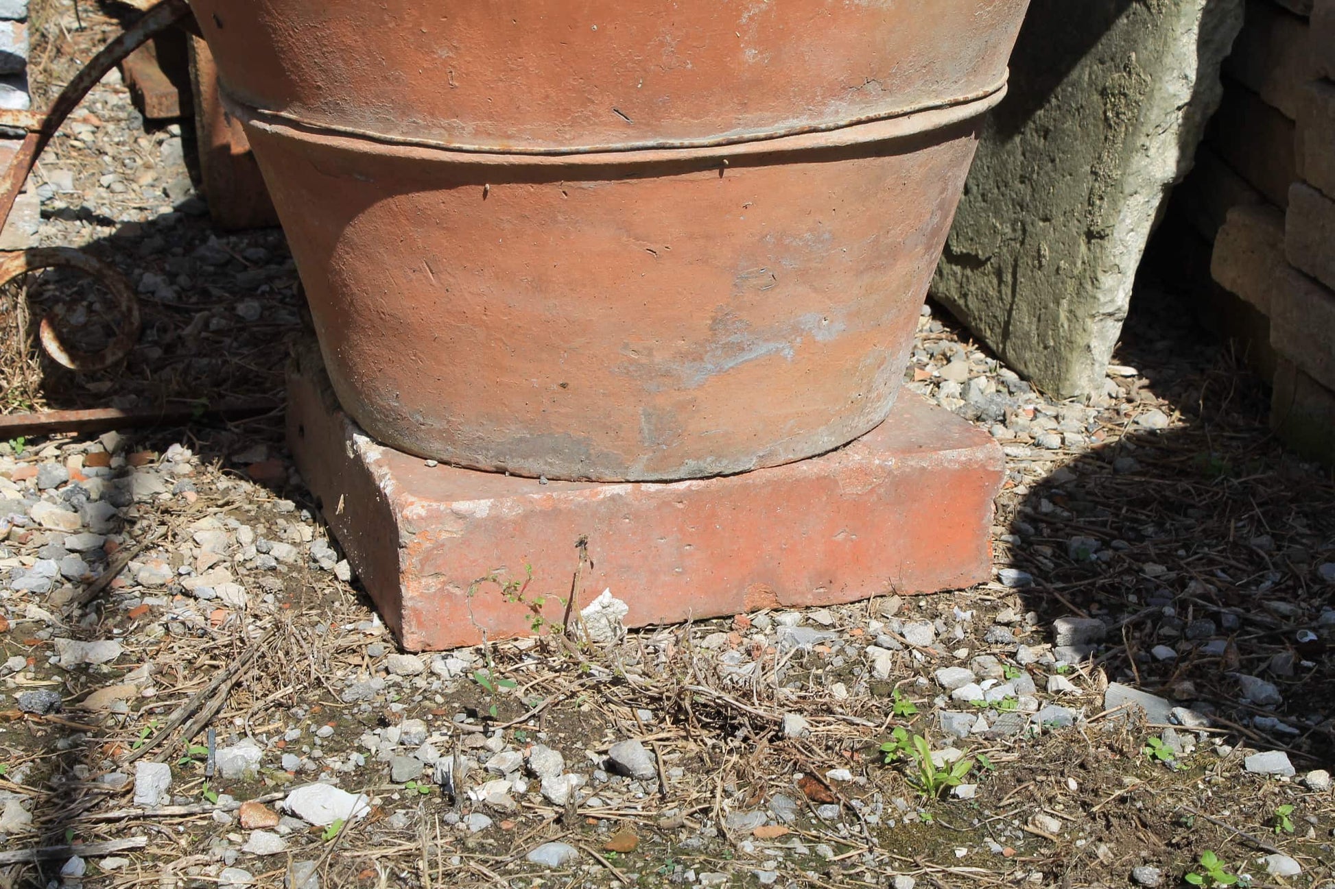 Dettagli2 piccola conca di terracotta semplice