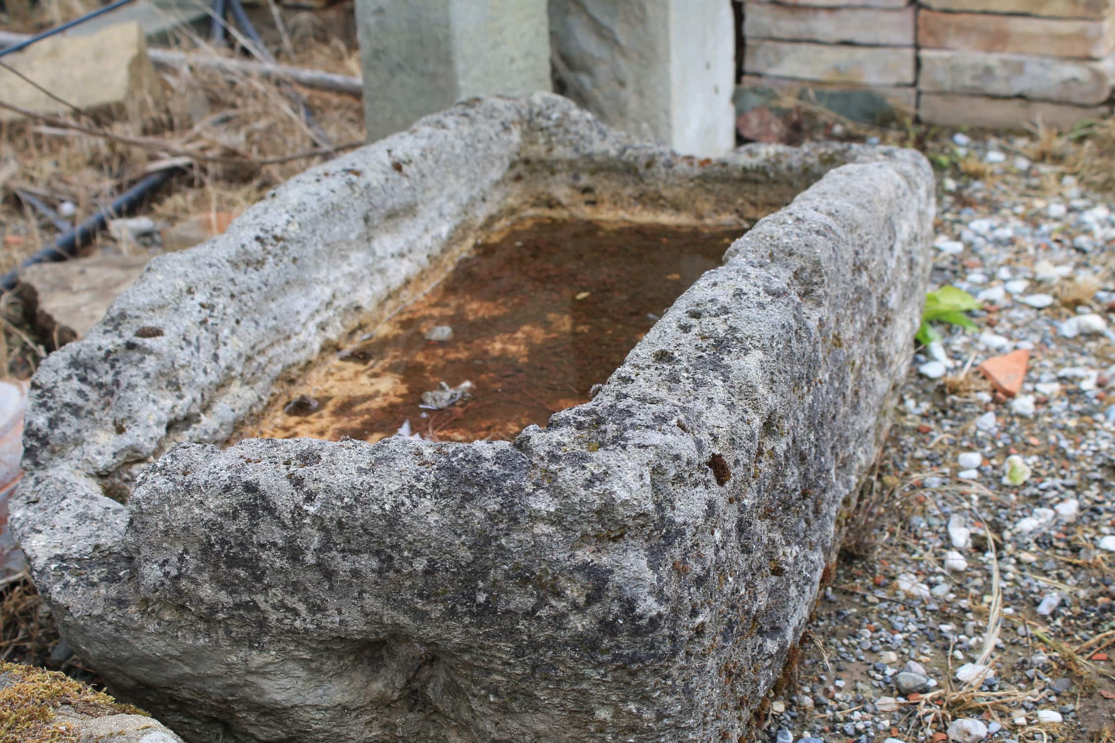 Dettagli2 vaschetta in pietra vecchia 