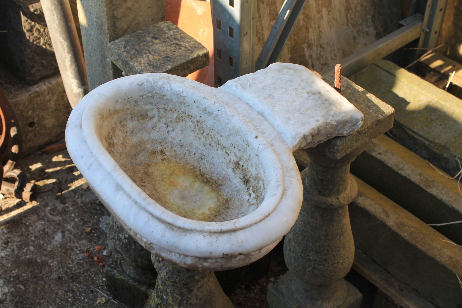 Dettaglio Acquasantiera marmo